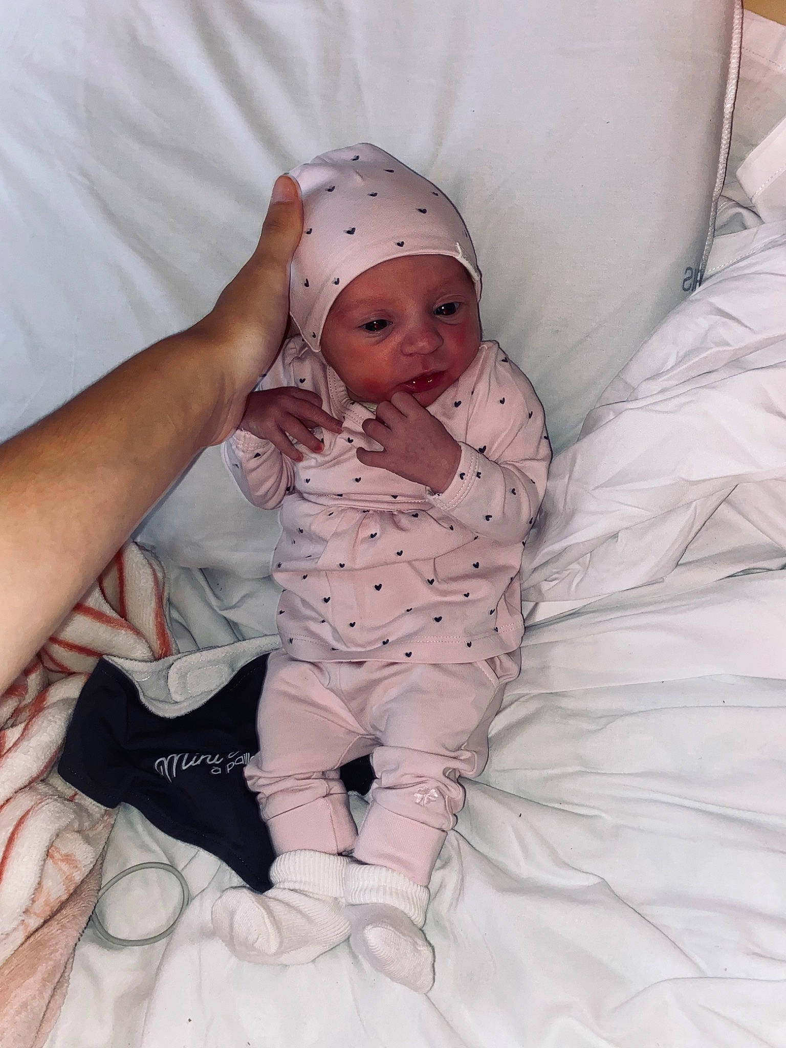 Ivanaëlle participe au concours pour gagner de l'argent avec cette photo : baby, baby_products, baby_safety, baby_sleeping, baby_toddler_clothing, cap, child, comfort, eye, head, headwear, linens, magenta, pattern, person, pink, product, purple, skin, sleeve