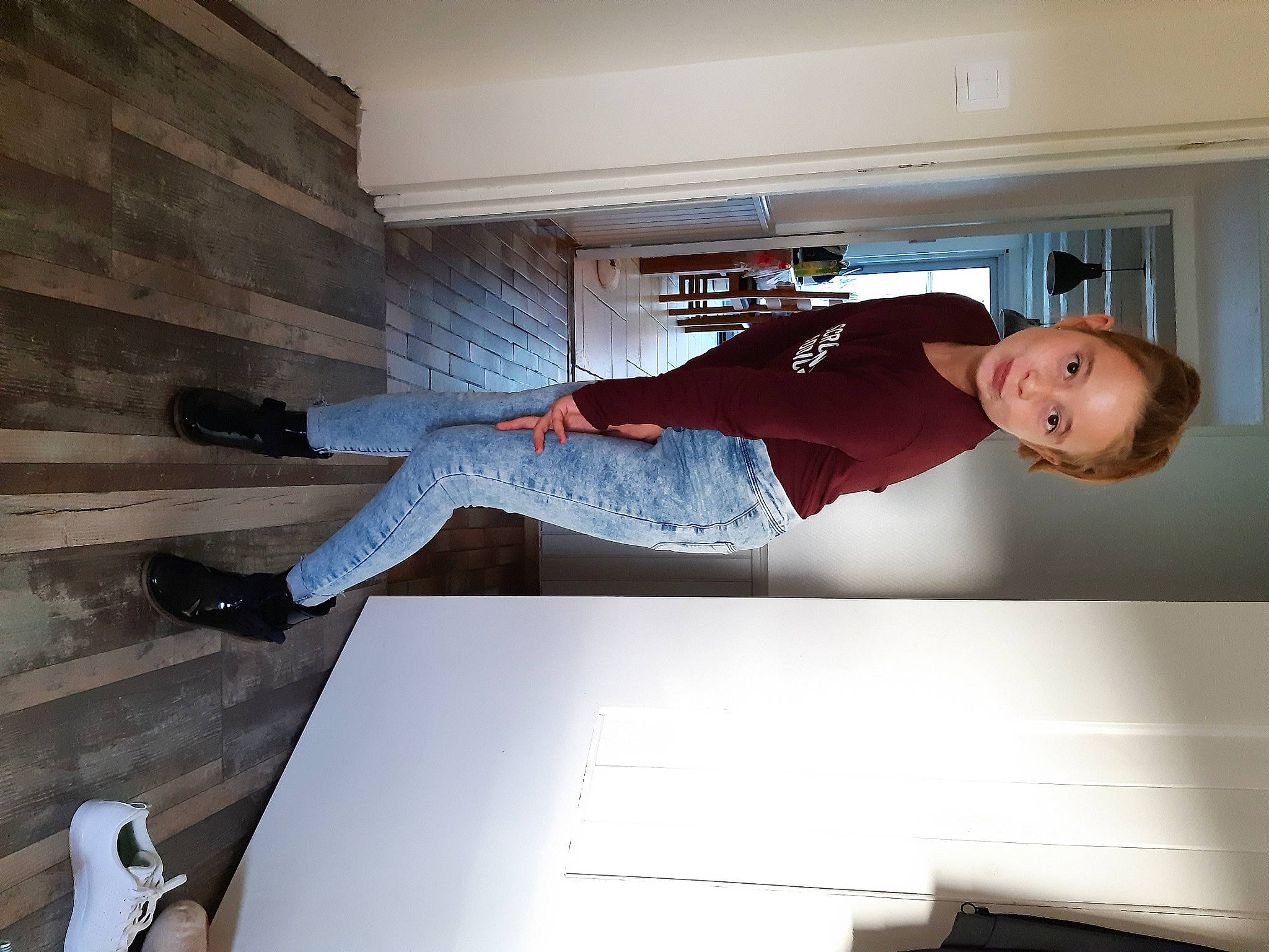 Lola a rejoint le concours — aidez-le/la à gagner de superbes lots ! balance, elbow, floor, flooring, person, shoulder, standing, stomach, walking_shoe