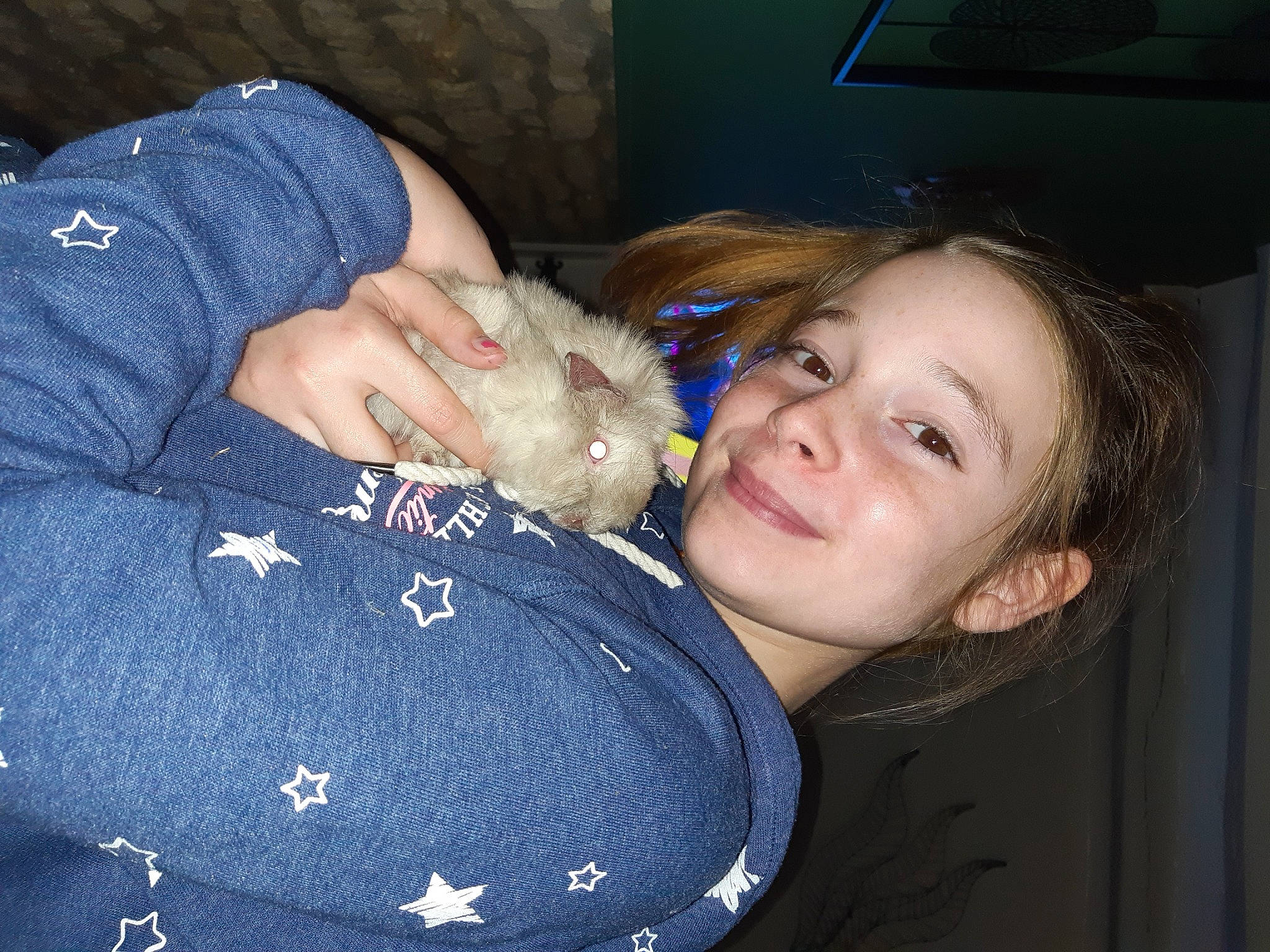 Lola a rejoint le concours — aidez-le/la à gagner de superbes lots ! fur, human, interaction, iris, joy, person, puppy, selfie, stuffed_toy, television, throat, tooth, toy_dog