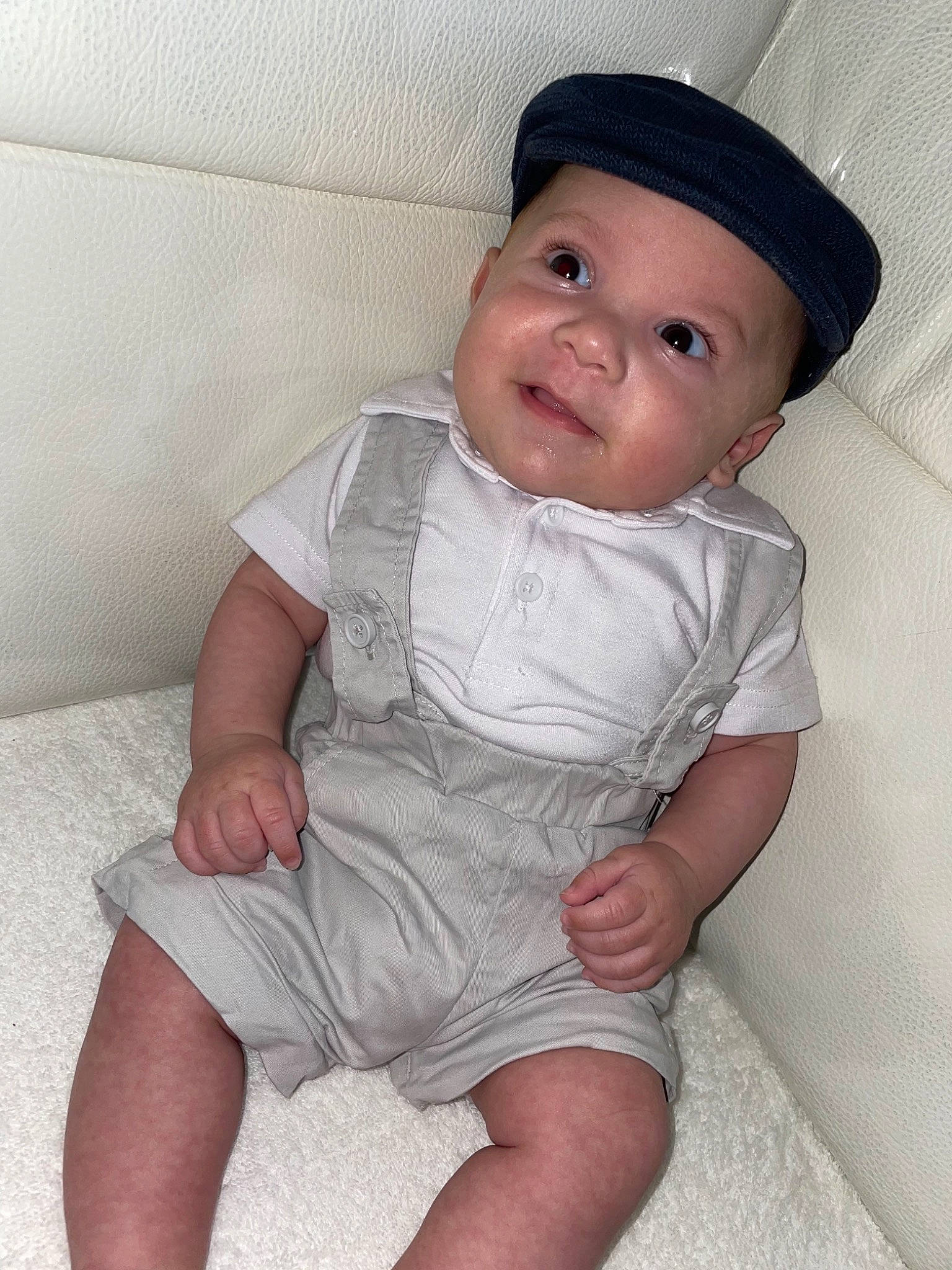 Elie a rejoint le concours — aidez-le/la à gagner de superbes lots ! baby, baby_toddler_clothing, cap, cheek, comfort, dress, eye, face, finger, head, headgear, headwear, iris, lip, mouth, neck, person, pink, skin, sleeve