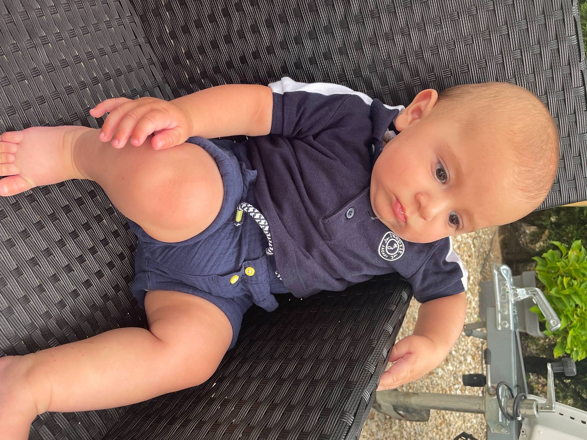 Elie a rejoint le concours — aidez-le/la à gagner de superbes lots ! abdomen, arm, baby, baby_toddler_clothing, comfort, elbow, grass, hand, human_body, joint, knee, lap, leg, person, plant, shorts, skin, sleeve, thigh, toddler