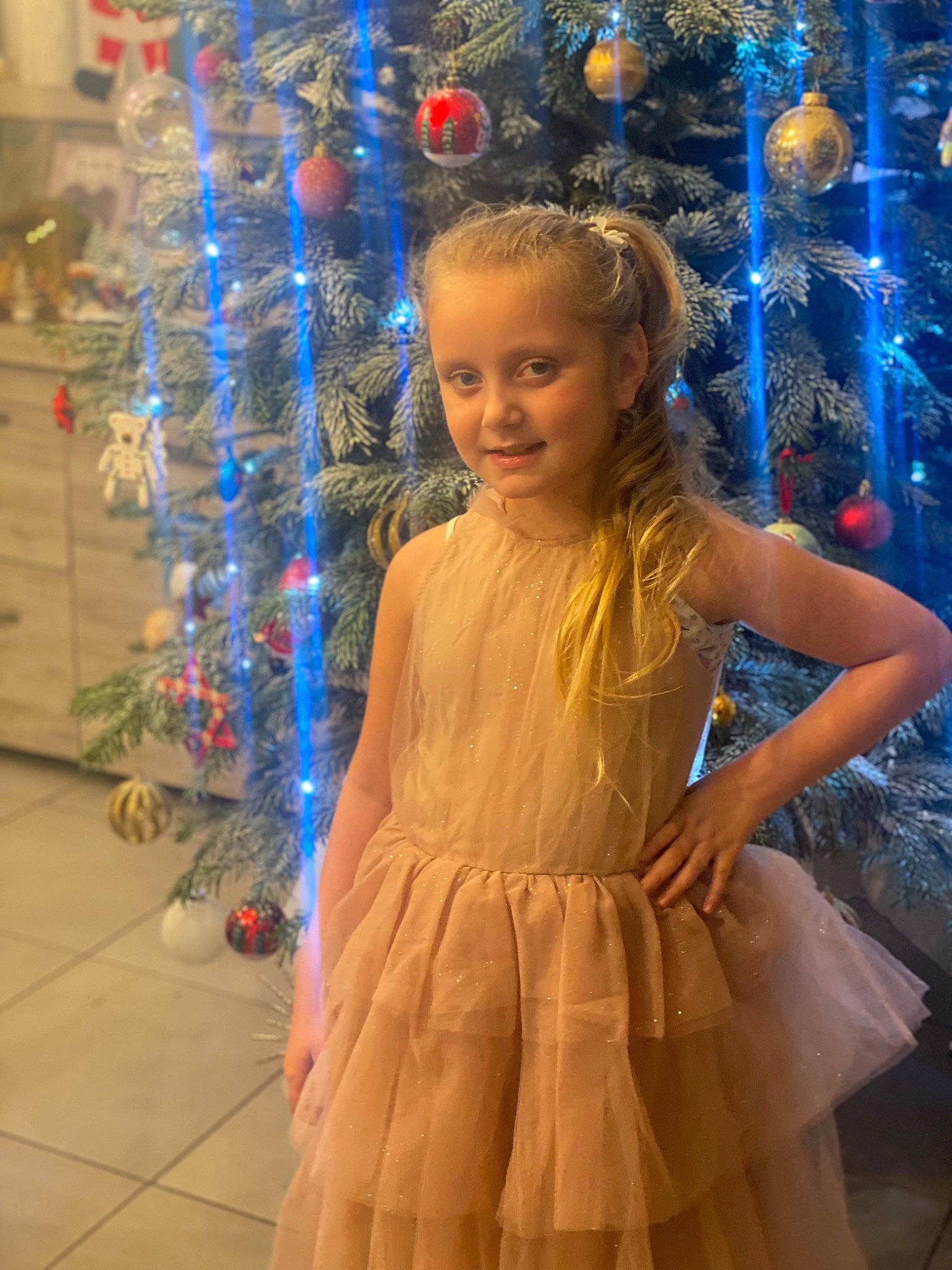 Mélya a rejoint le concours — aidez-le/la à gagner de superbes lots ! blond, blue, christmas_ornament, day_dress, dress, electric_blue, event, fashion, fashion_design, formal_wear, fun, hair, hairstyle, happy, human_body, joy, long_hair, person, smile, standing