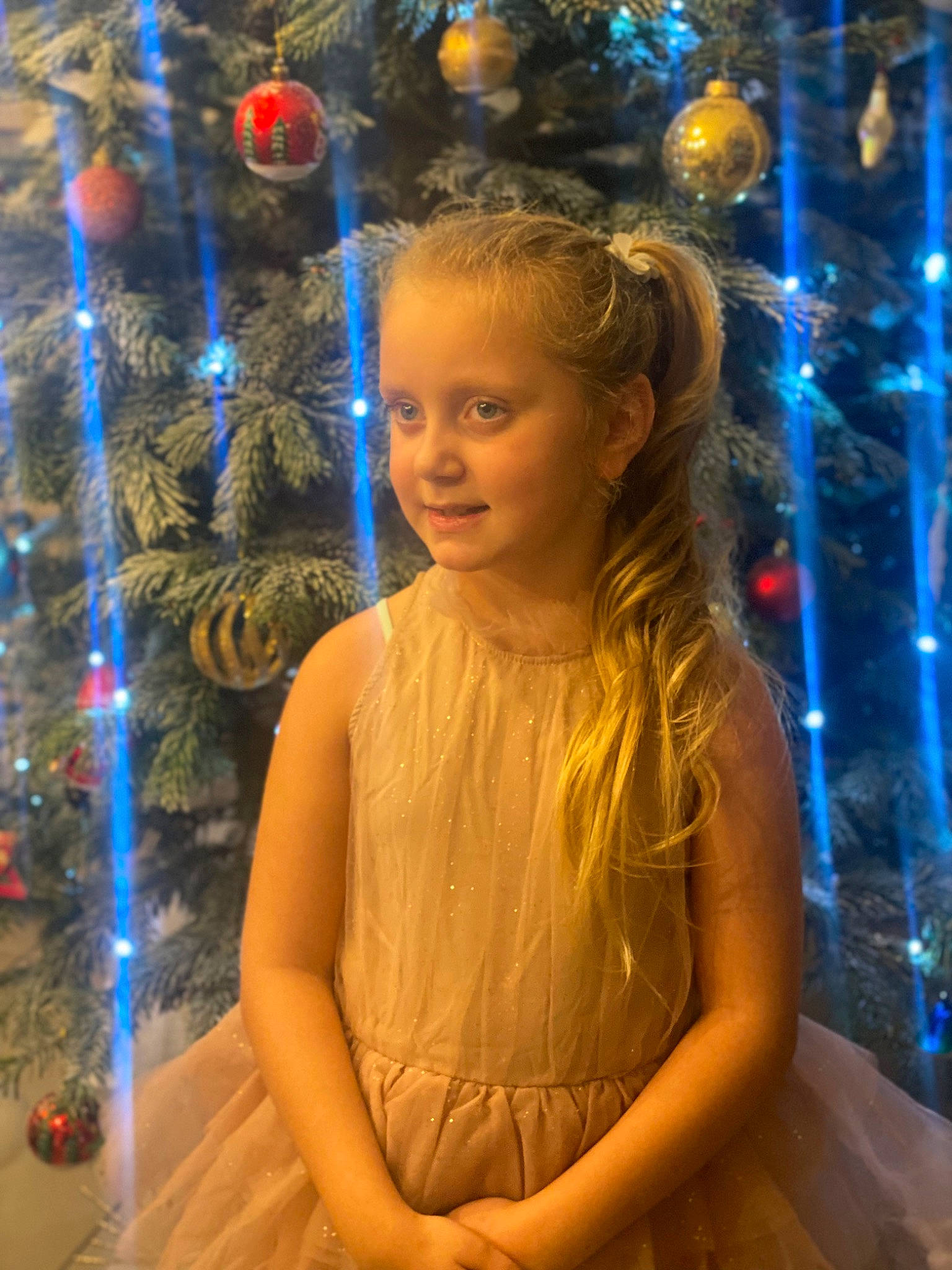 Mélya a rejoint le concours — aidez-le/la à gagner de superbes lots ! beauty, blue, christmas_decoration, christmas_ornament, electric_blue, event, facial_expression, flash_photography, fun, happy, human, human_body, iris, light, lighting, nature, people, person, plant, snapshot