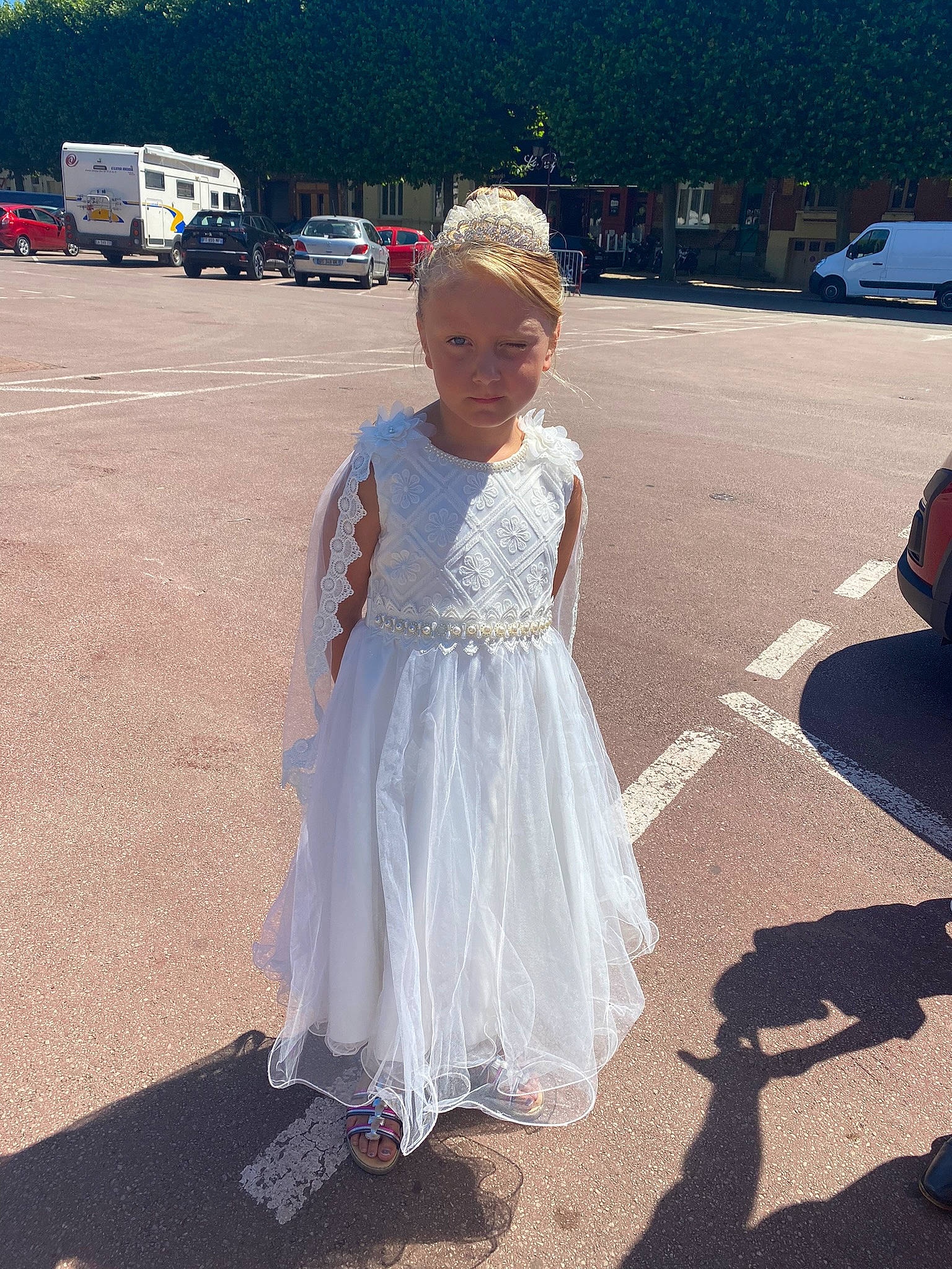 Mélya participe au concours pour gagner de l'argent avec cette photo : asphalt, bridal_accessory, car, child, cool, dress, event, eyewear, family_car, fun, gesture, gown, happy, luxury_vehicle, person, road, road_surface, sidewalk, tire, toddler