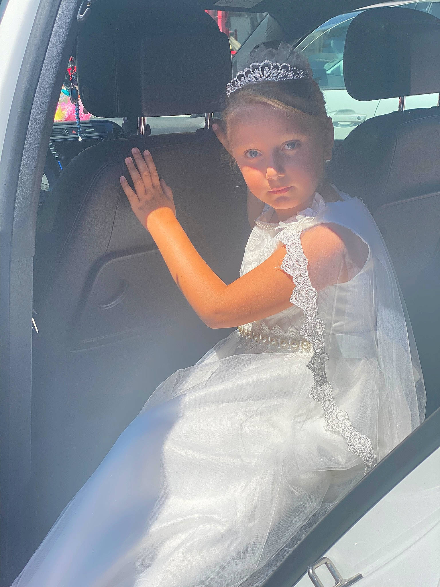 Mélya participe au concours pour gagner de l'argent avec cette photo : automotive_design, automotive_exterior, automotive_lighting, car, car_seat, car_seat_cover, dress, flash_photography, fun, gesture, happy, hood, motor_vehicle, person, personal_luxury_car, steering_wheel, toddler, trunk, vehicle, vehicle_door