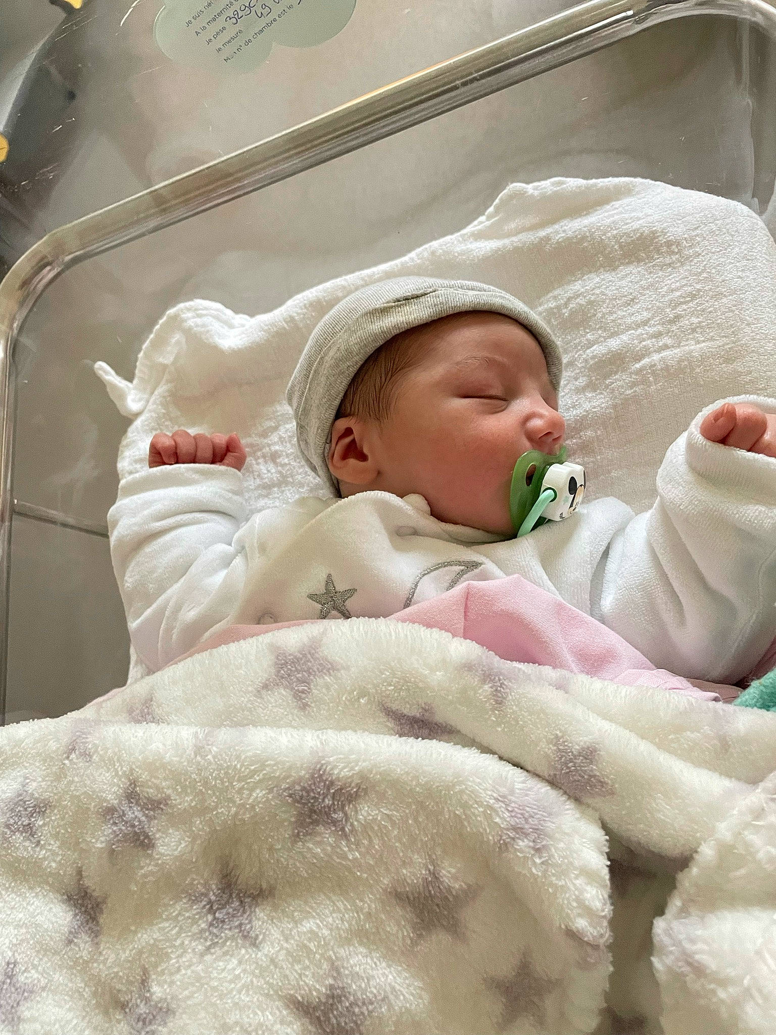 Enzo a rejoint le concours — aidez-le/la à gagner de superbes lots ! baby, baby_products, baby_safety, baby_sleeping, baby_toddler_clothing, bedding, bedtime, cheek, child, comfort, fur, headwear, infant_bed, linens, mammal, nap, person, room, skin, sleep