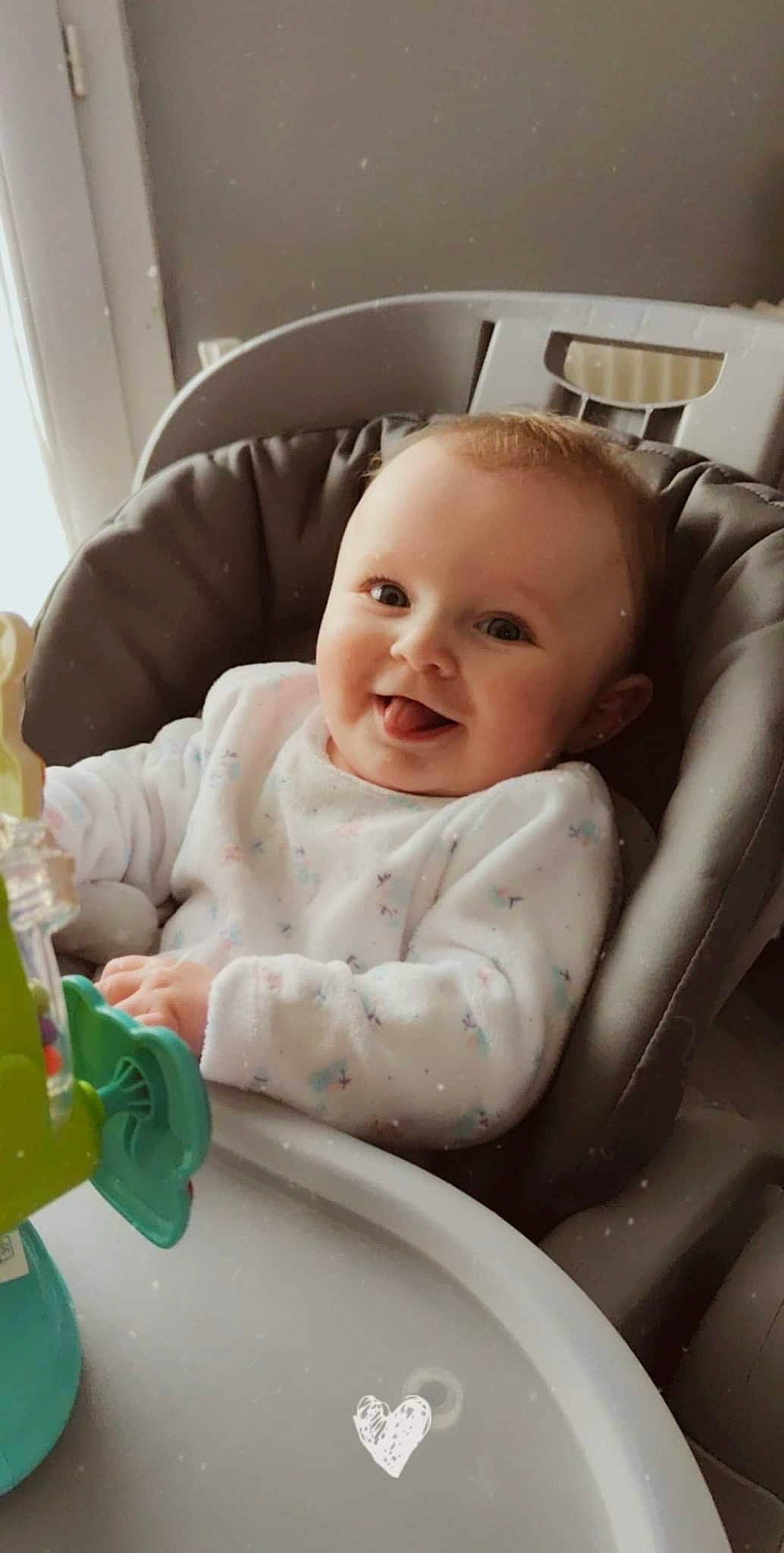 Gaïa participe au concours pour gagner de l'argent avec cette photo : baby, baby_playing_with_toys, baby_products, baby_safety, baby_toddler_clothing, cheek, child, comfort, flooring, fun, happy, iris, joy, laugh, person, room, sitting, skin, smile, toddler