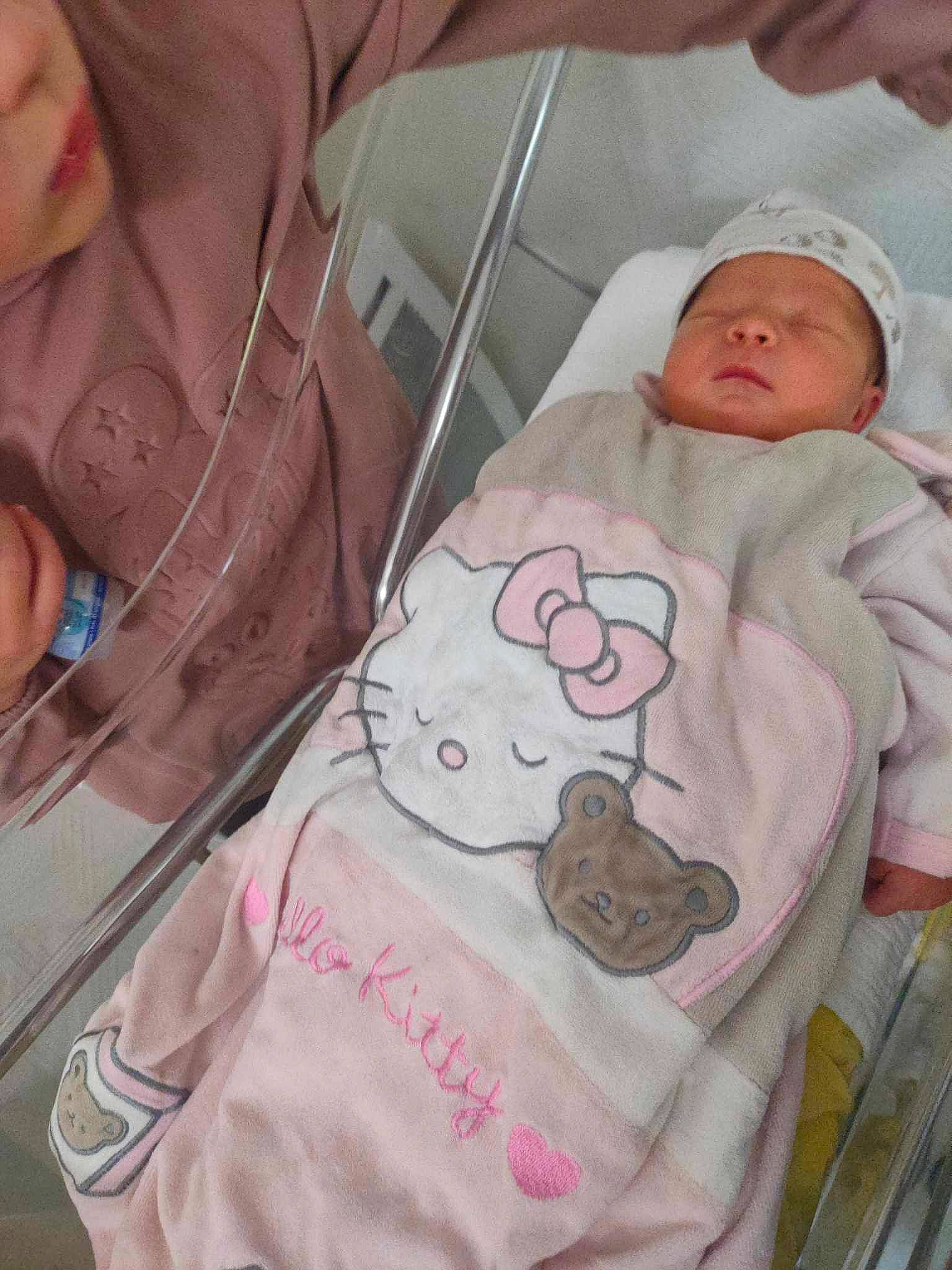 Christal participe au concours pour gagner de l'argent avec cette photo : baby, baby_products, baby_safety, baby_sleeping, baby_toddler_clothing, child, comfort, eyelash, flesh, hospital, linens, medical, person, pink, room, service, skin, sleeve, textile, thumb