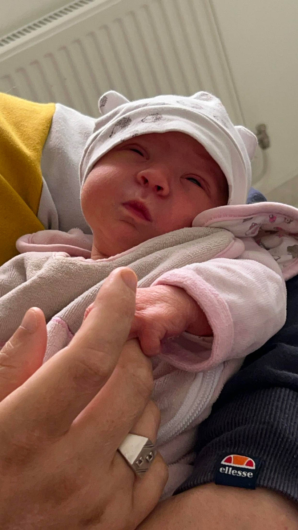 Christal a rejoint le concours — aidez-le/la à gagner de superbes lots ! baby, baby_products, baby_sleeping, baby_toddler_clothing, cheek, child, childbirth, comfort, finger, gesture, hand, hat, headwear, jewellery, linens, nail, person, skin, thumb, toddler