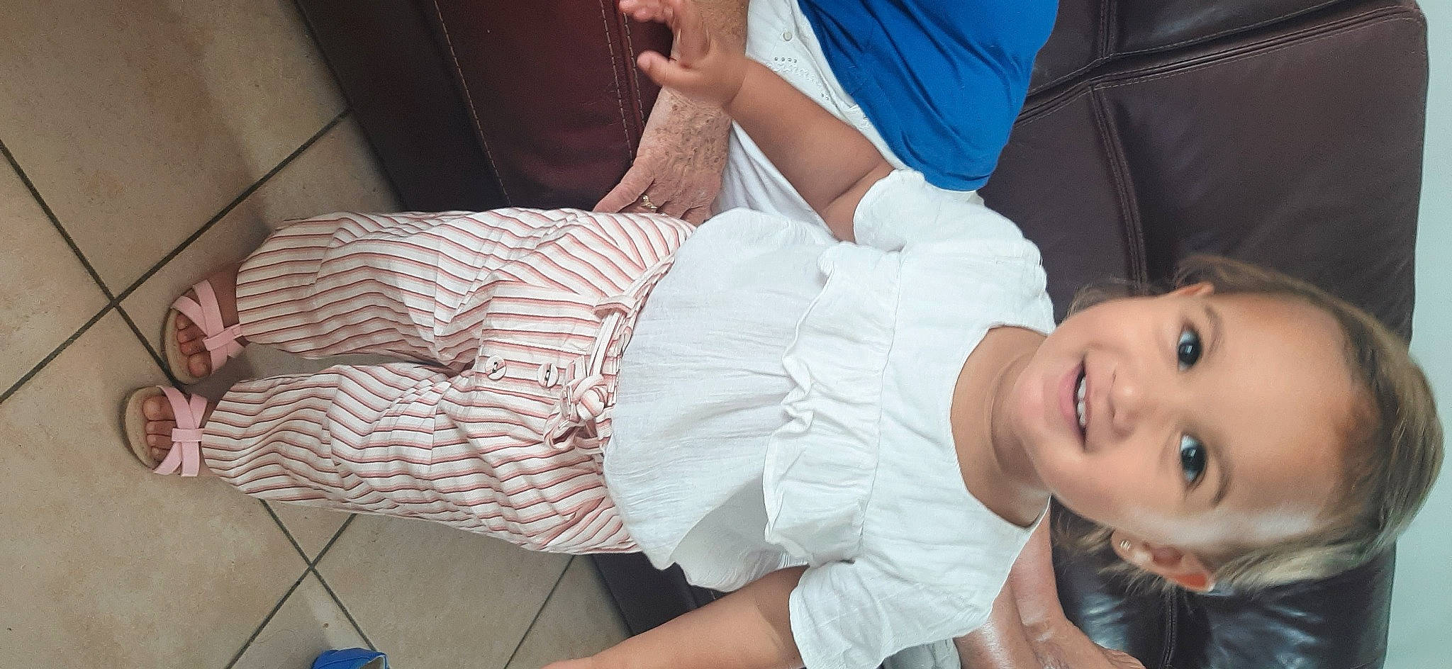 Jaylissa a rejoint le concours — aidez-le/la à gagner de superbes lots ! abdomen, chest, comfort, elbow, fun, gesture, happy, human_body, human_leg, joint, joy, knee, mammal, mouth, person, shoulder, sitting, sleeve, smile, thigh