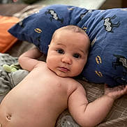 Charlie a rejoint le concours — aidez-le/la à gagner de superbes lots ! baby, infant, diaper, pillow, bed, pacifier, cute, skin, face, arm, lying_down, indoors, child, young, resting, comfort, expression, person, blanket, soft