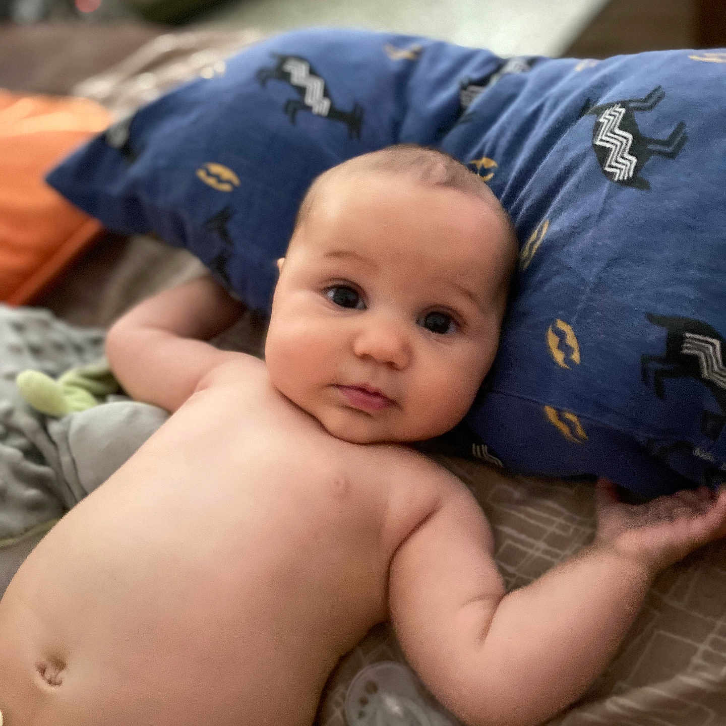 Charlie a rejoint le concours — aidez-le/la à gagner de superbes lots ! arm, baby, bed, blanket, child, comfort, cute, diaper, expression, face, indoors, infant, lying_down, pacifier, person, pillow, resting, skin, soft, young