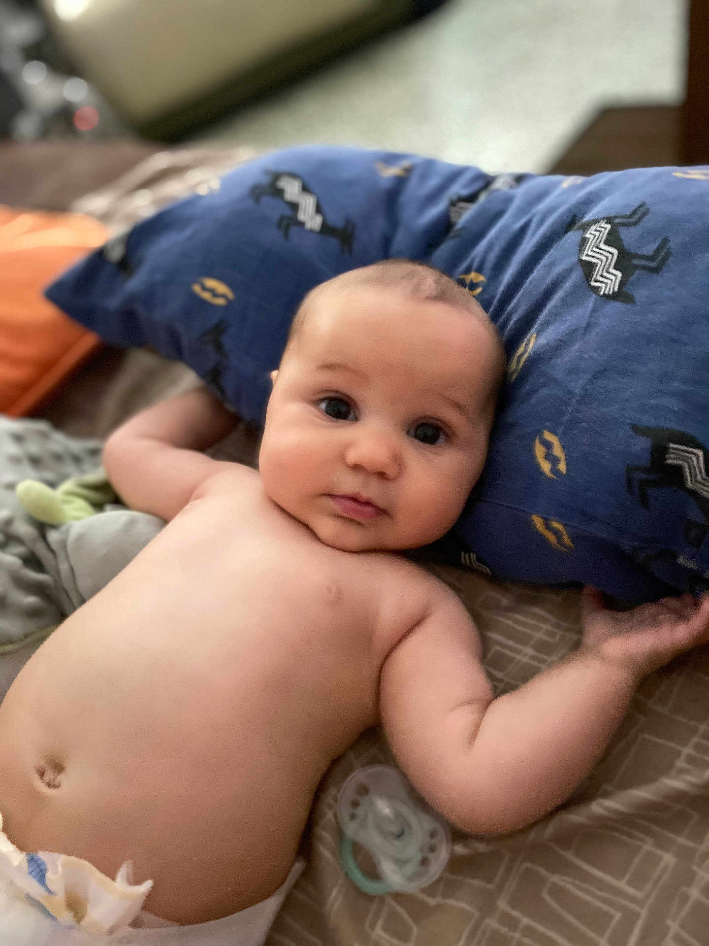 Charlie a rejoint le concours — aidez-le/la à gagner de superbes lots ! baby, infant, diaper, pillow, bed, pacifier, cute, skin, face, arm, lying_down, indoors, child, young, resting, comfort, expression, person, blanket, soft