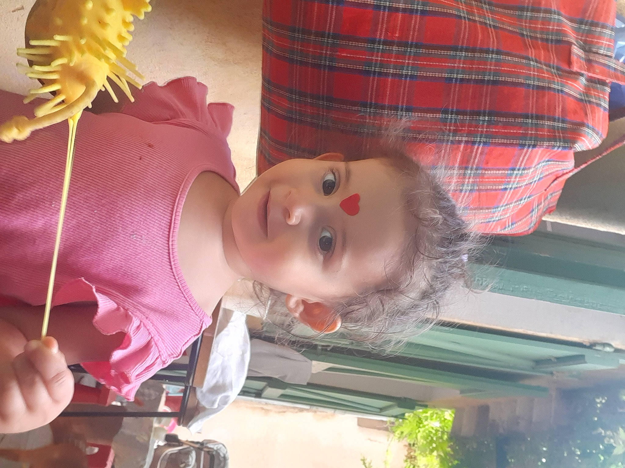 Siwar participe au concours pour gagner de l'argent avec cette photo : baby, baby_toddler_clothing, camera, cheek, child, design, fun, happy, mouth, nose, organ, pattern, person, plaid, plant, smile, tartan, textile, toddler, white