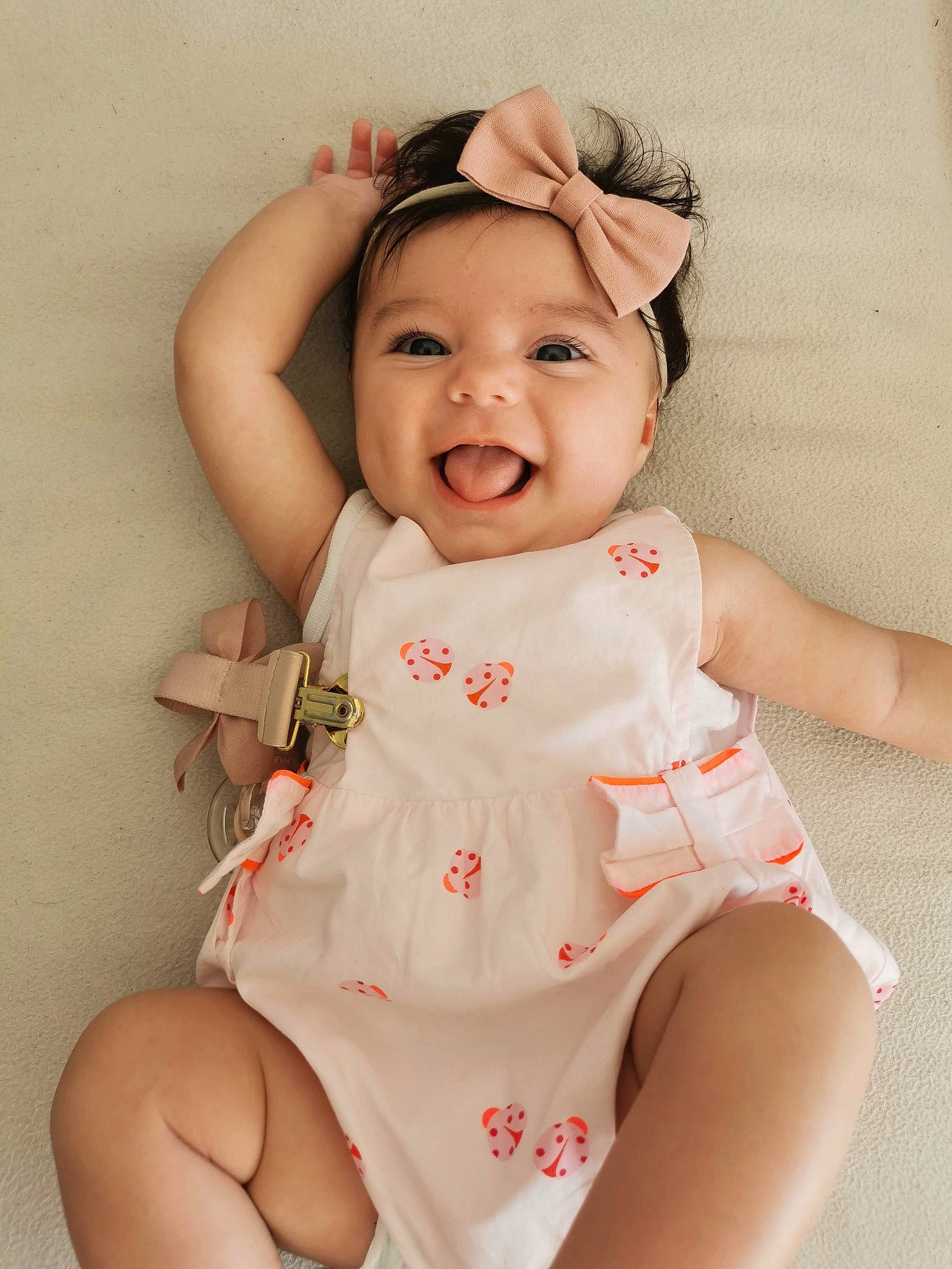 Clarence a rejoint le concours — aidez-le/la à gagner de superbes lots ! baby, baby_toddler_clothing, cheek, chest, child, eye, fashion_accessory, happy, headwear, human_leg, infant_bodysuit, neck, pattern, person, pink, skin, sleeve, smile, stomach, thigh