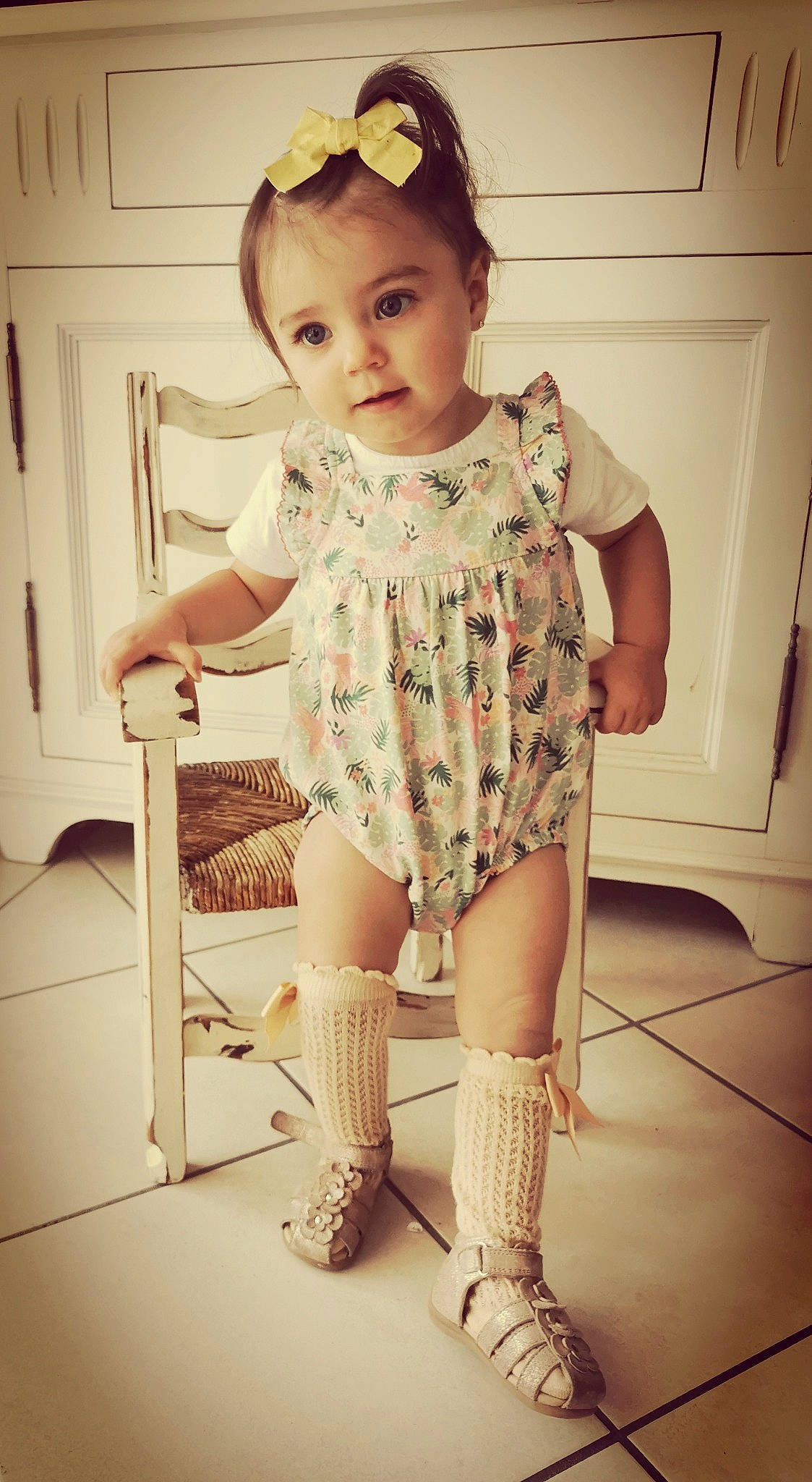 Clarence participe au concours pour gagner de l'argent avec cette photo : arm, baby_toddler_clothing, child, face, fashion_design, flash_photography, floor, flooring, iris, joint, knee, neck, person, shoe, shoulder, skin, sleeve, thigh, toddler, waist
