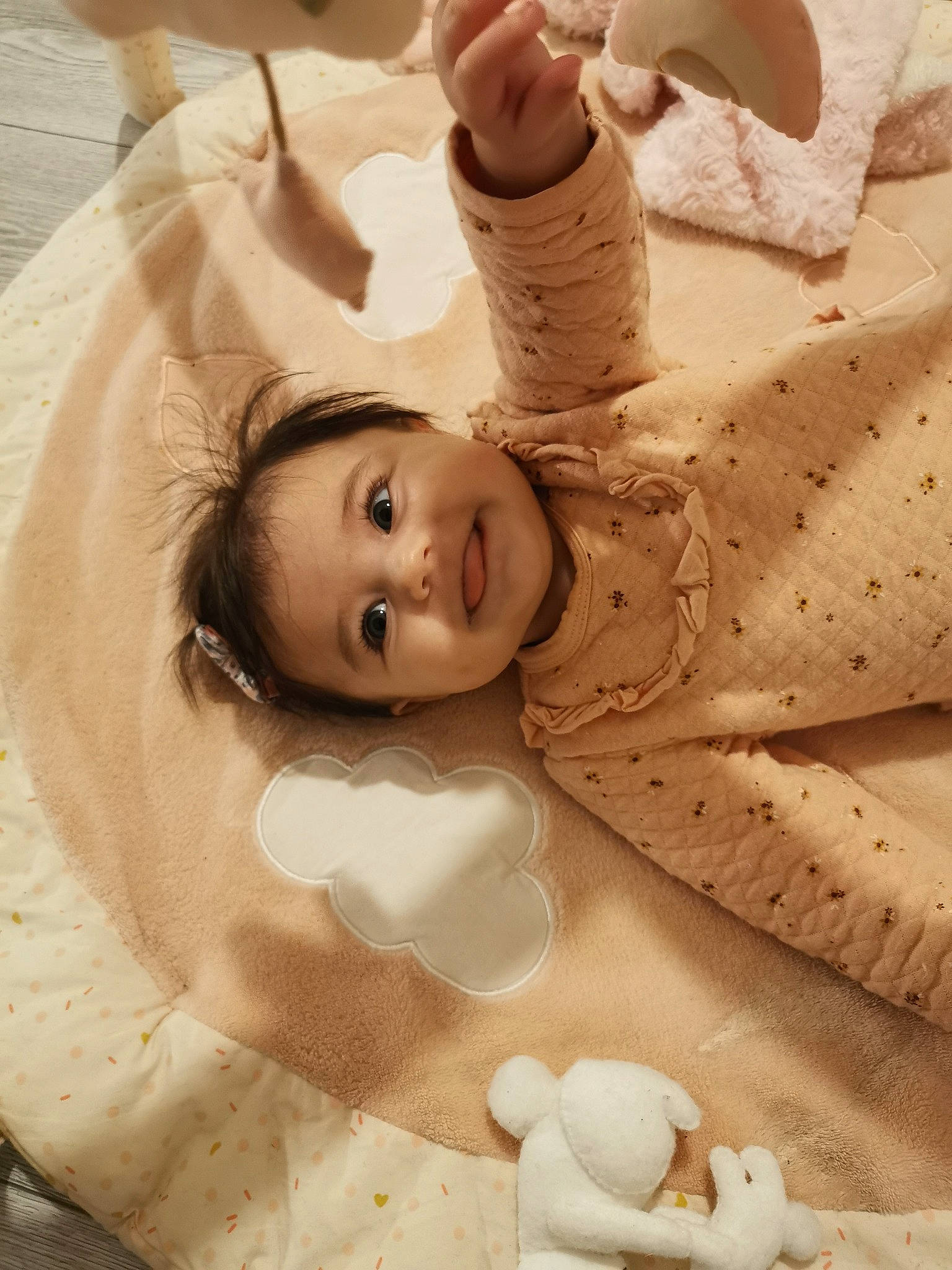 Clarence participe au concours pour gagner de l'argent avec cette photo : beauty, blond, child, comfort, eyebrow, eyelash, floor, flooring, gesture, hairstyle, hand, happy, human_body, joy, lip, mouth, person, product, skin, smile