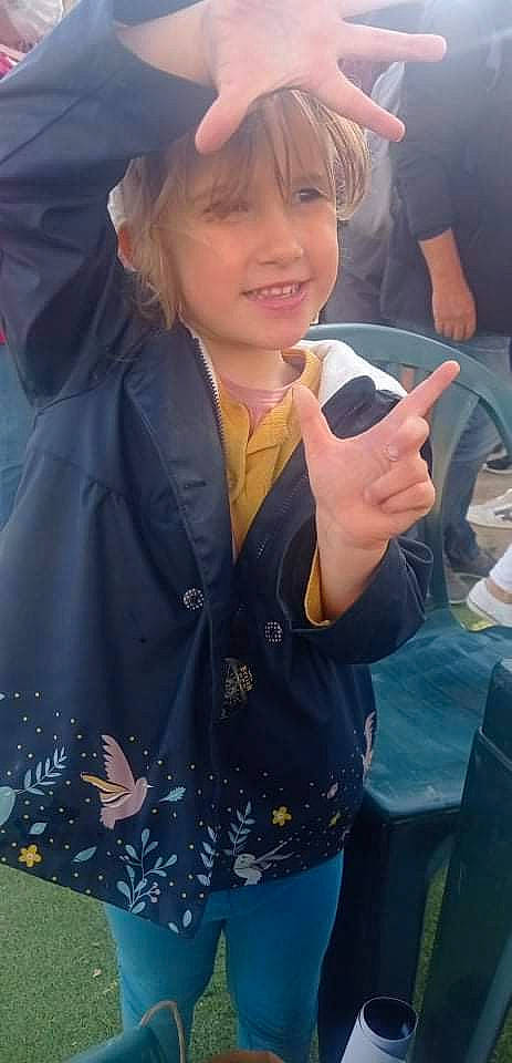 Lilou a rejoint le concours — aidez-le/la à gagner de superbes lots ! bangs, chair, child, cool, electric_blue, eyewear, facial_expression, fashion_accessory, formal_wear, fun, gesture, happy, headwear, jewellery, joy, person, personal_protective_equipment, recreation, selfie, sleeve