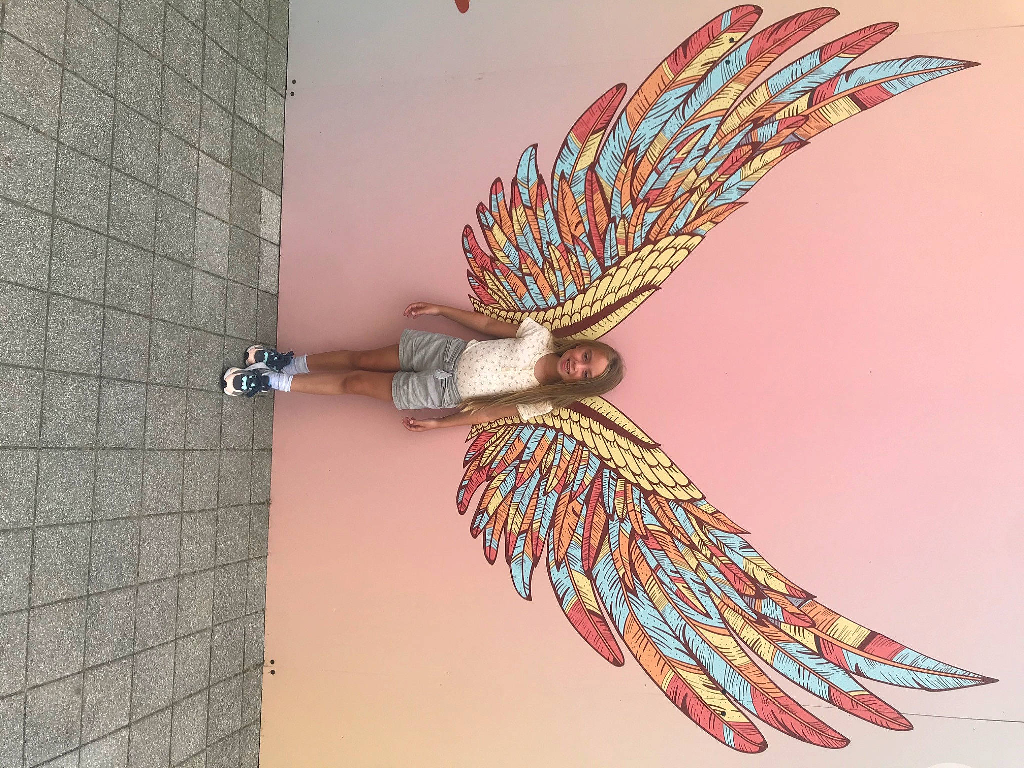 Kathleen a rejoint le concours — aidez-le/la à gagner de superbes lots ! animal_product, art, beak, bird, brick, electric_blue, fashion_accessory, fashion_design, feather, joy, magenta, metal, natural_material, pattern, person, visual_arts, wing, wood, wrist