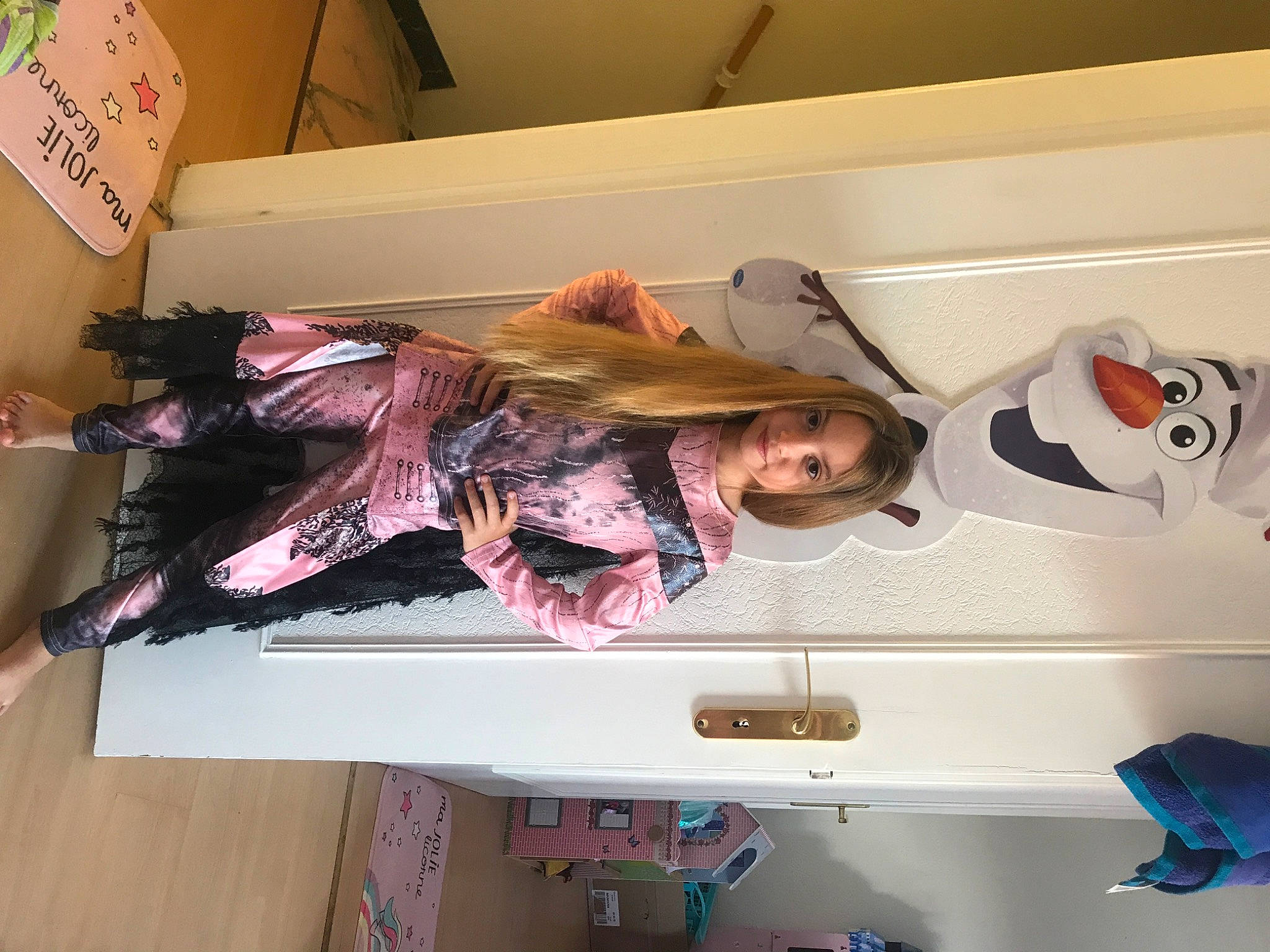 Kathleen participe au concours pour gagner de l'argent avec cette photo : box, ceiling, eyewear, joy, magenta, person, room, shelf, shelving, shipping_box, t_shirt, television, toy, wood