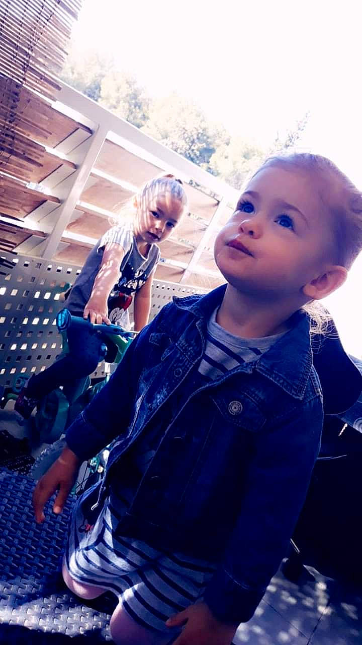 Zeïna participe au concours pour gagner de l'argent avec cette photo : blue, child, cool, electric_blue, fun, jeans, people, person, play, smile, style, toddler