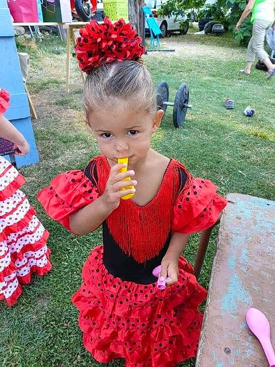 Zeïna participe au concours pour gagner de l'argent avec cette photo : child, dress, party, plant, play, summer, toddler