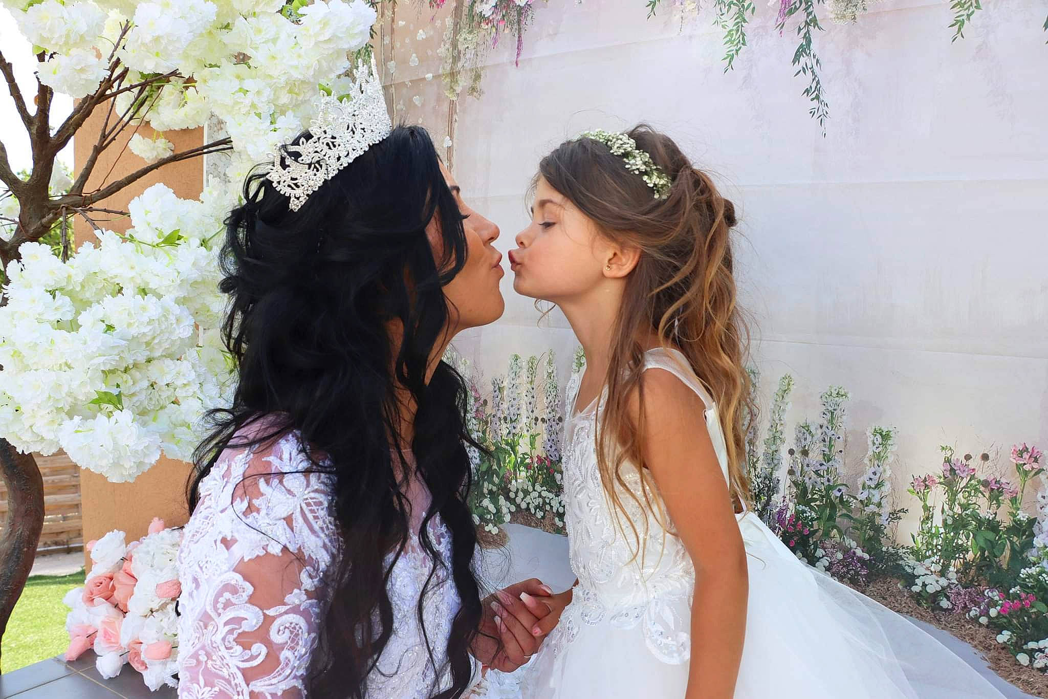 Zeïna participe au concours pour gagner de l'argent avec cette photo : botany, bridal_clothing, bridal_veil, bride, dress, facial_expression, flash_photography, flower, flower_arranging, gesture, gown, hairstyle, happy, person, petal, plant, shoulder, skin, textile, tire