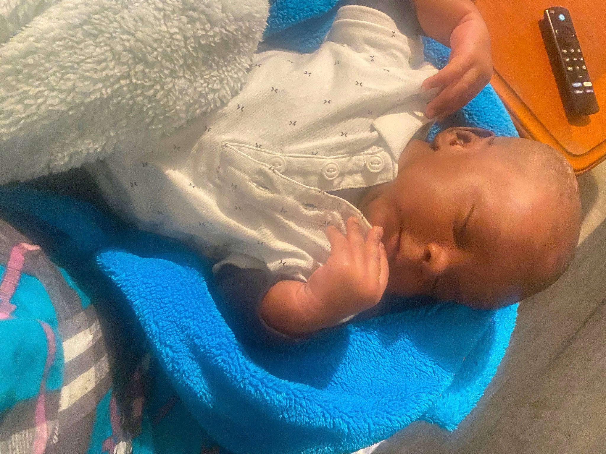 Ibrahim participe au concours pour gagner de l'argent avec cette photo : abdomen, baby, baby_products, baby_toddler_clothing, bedtime, blue, chest, child, comfort, electric_blue, hand, linens, mobile_phone, nap, person, room, sleep, telephone, toddler
