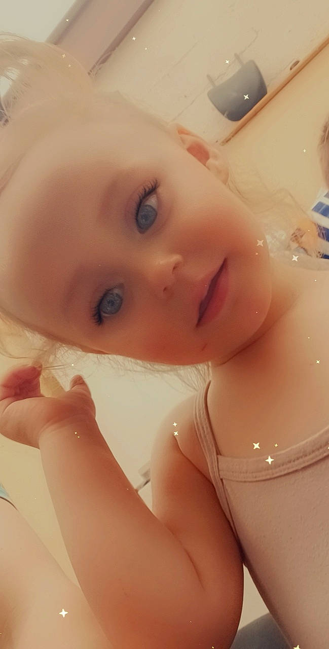 Felicia a rejoint le concours — aidez-le/la à gagner de superbes lots ! baby, cheek, chest, chin, ear, eyebrow, eyelash, finger, gesture, happy, iris, jaw, lip, mouth, nail, neck, nose, person, skin, smile