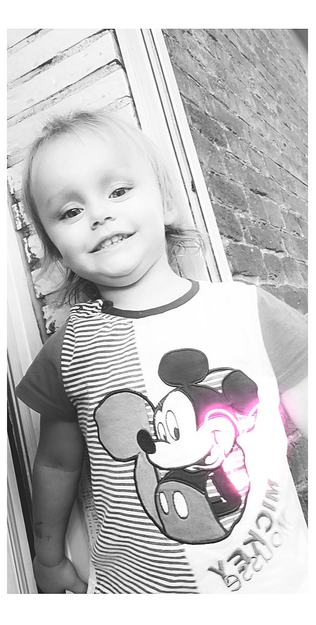 Felicia participe au concours pour gagner de l'argent avec cette photo : arm, baby_toddler_clothing, black, black_and_white, child, cool, facial_expression, gesture, happy, human, joy, mammal, organ, person, product, shoulder, sleeve, smile, style, t_shirt