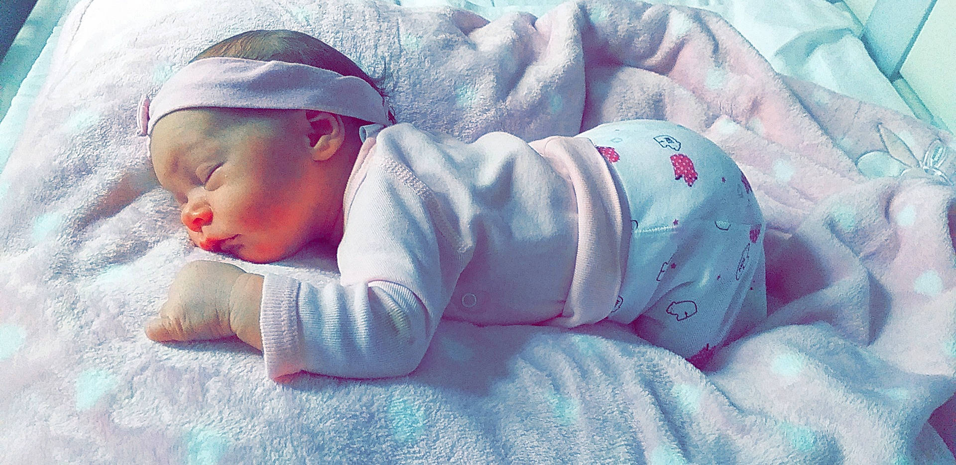 Félicia a rejoint le concours — aidez-le/la à gagner de superbes lots ! beauty, blue, child, eye, face, fun, girl, happiness, head, headwear, infant, person, pink, product, skin, sleep, smile, textile, toddler, white