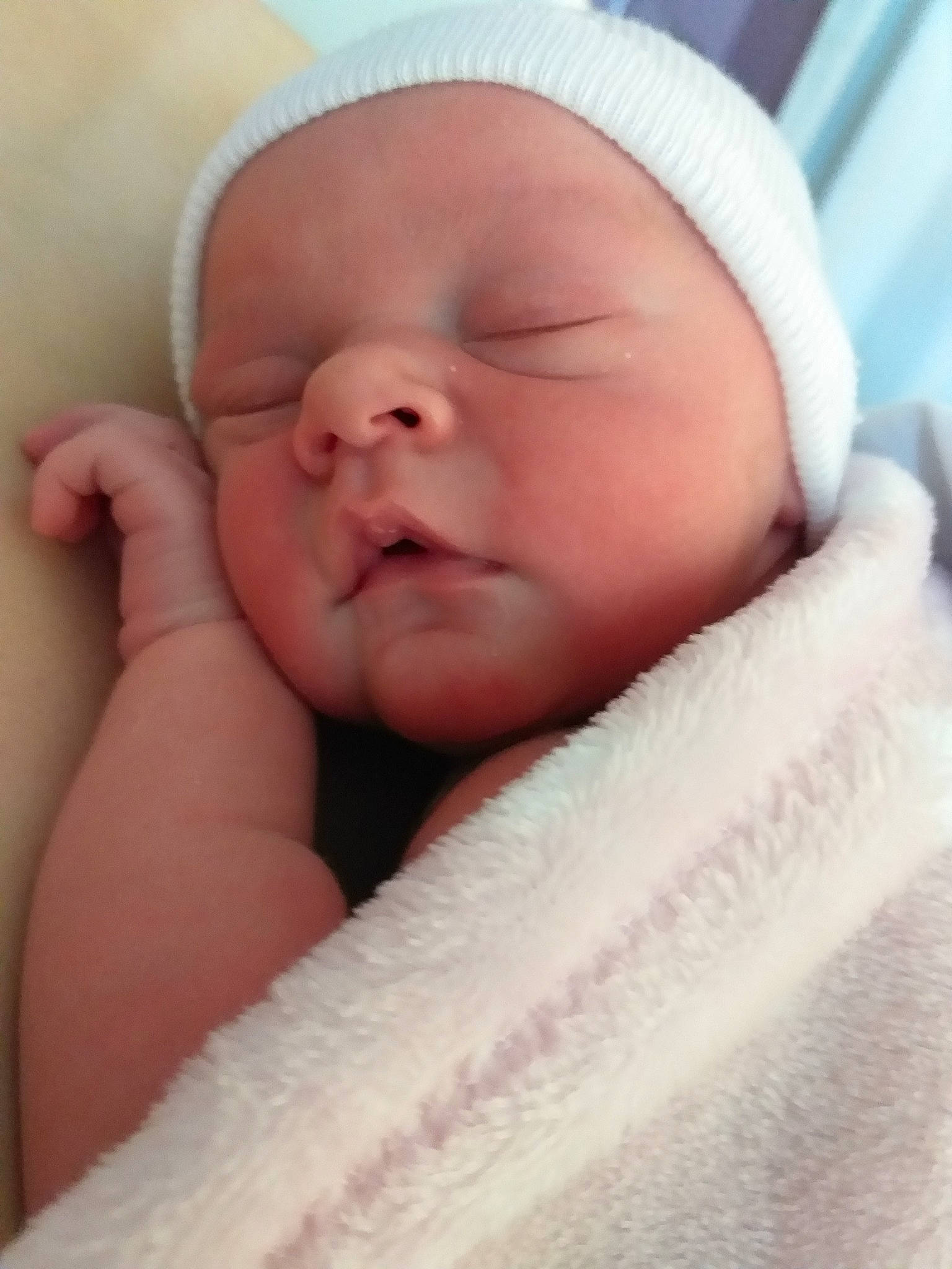 Félicia a rejoint le concours — aidez-le/la à gagner de superbes lots ! bedtime, cheek, child, close_up, finger, hand, infant, lip, mouth, nose, person, product, skin, sleep