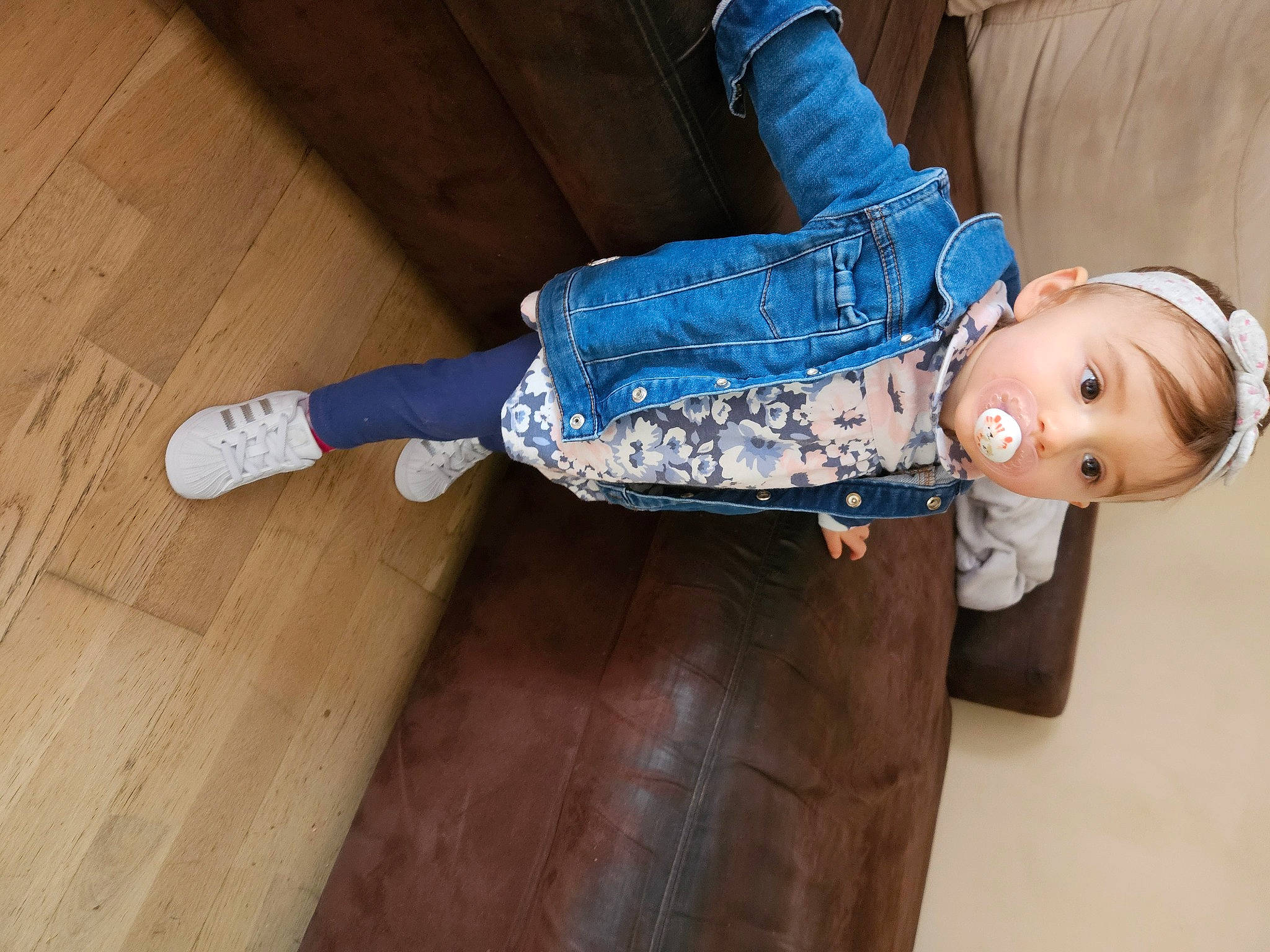 Keyla a rejoint le concours — aidez-le/la à gagner de superbes lots ! comfort, doll, electric_blue, floor, flooring, footwear, hardwood, human_leg, laminate_flooring, leg, person, sleeve, thigh, toy, trunk, varnish, waist, wood, wood_flooring, wood_stain