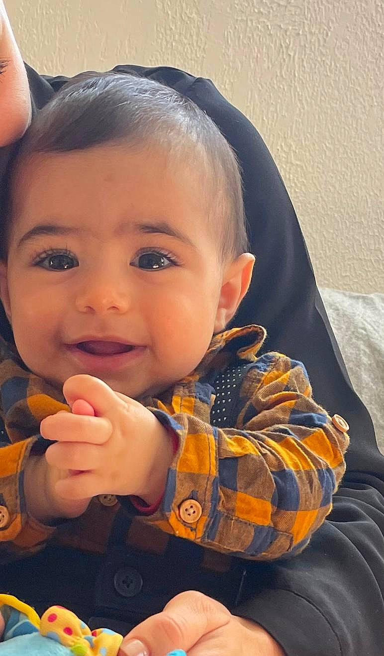 Haron a rejoint le concours — aidez-le/la à gagner de superbes lots ! arm, cheek, chin, eyebrow, eyelash, facial_expression, finger, forehead, gesture, hairstyle, happy, human, iris, joy, lip, mammal, mouth, nose, orange, person