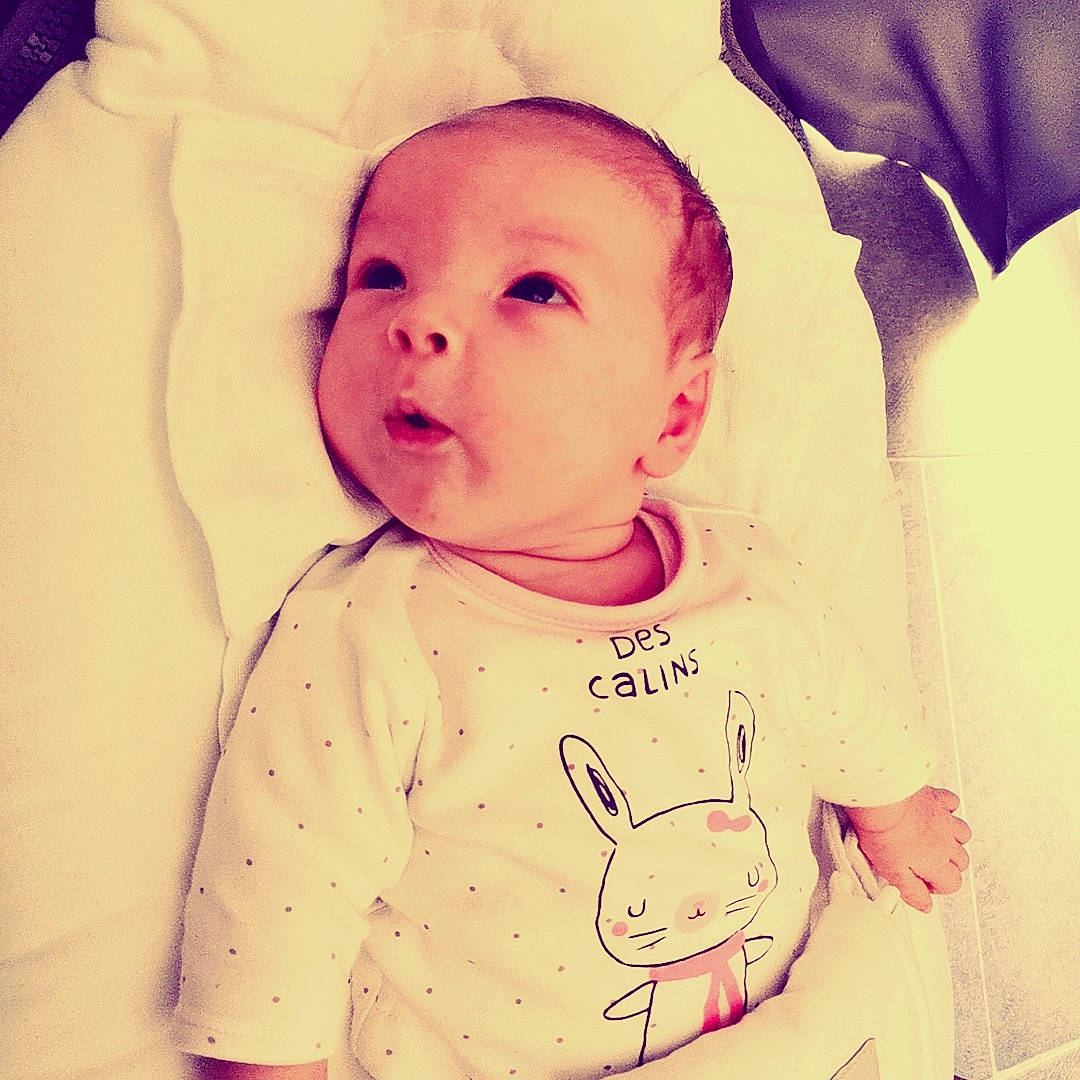 Juliette a rejoint le concours — aidez-le/la à gagner de superbes lots ! baby, baby_products, baby_toddler_clothing, cheek, child, cool, eye, face, facial_expression, forehead, happy, head, lip, nose, organ, person, pink, product, skin, toddler