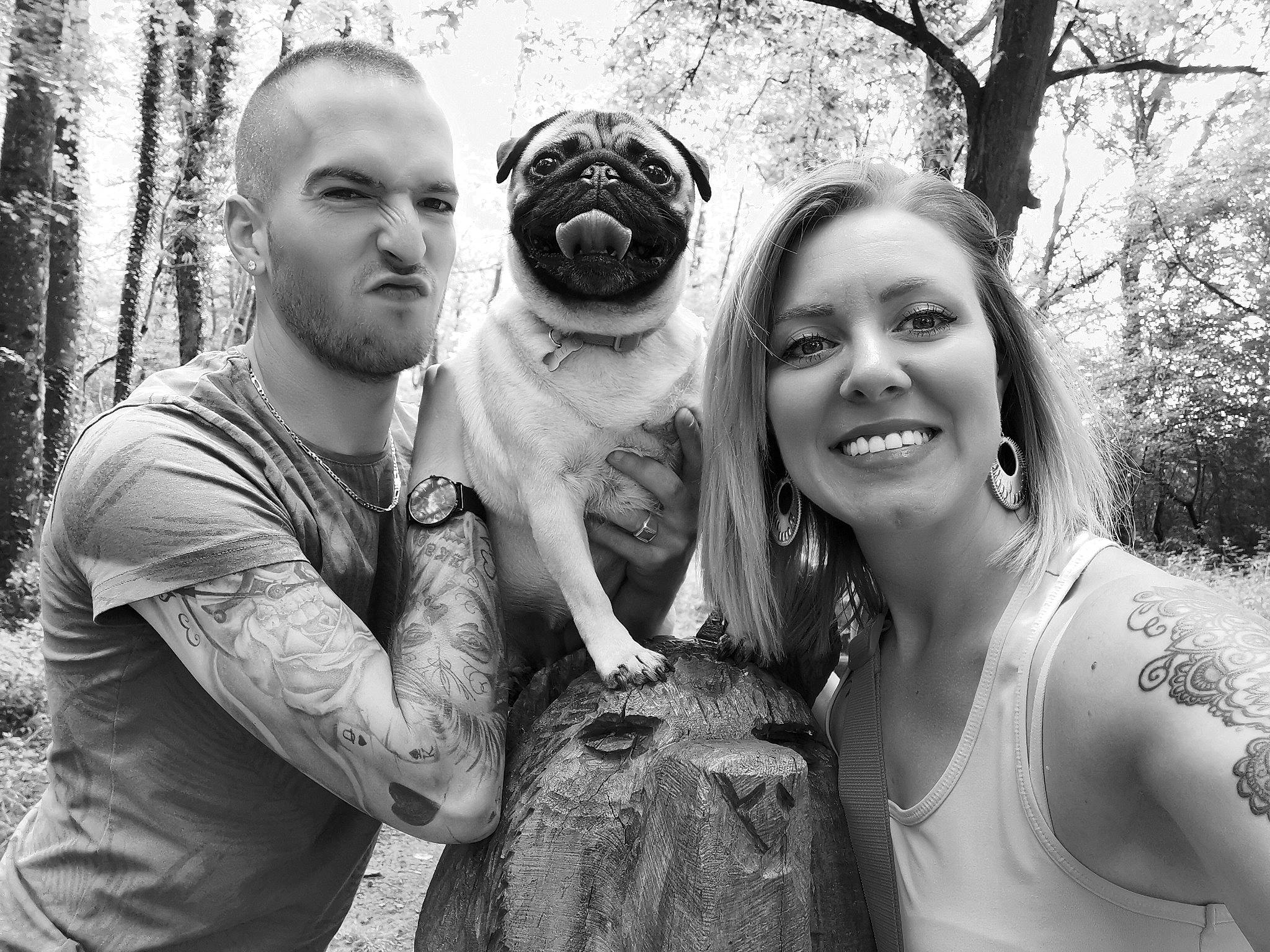 Nalia a rejoint le concours — aidez-le/la à gagner de superbes lots ! black_and_white, child, eye, facial_expression, family, fawn, friendship, fun, happy, laugh, monochrome, monochrome_photography, people, photograph, photography, smile, snapshot, stock_photography, style, tree