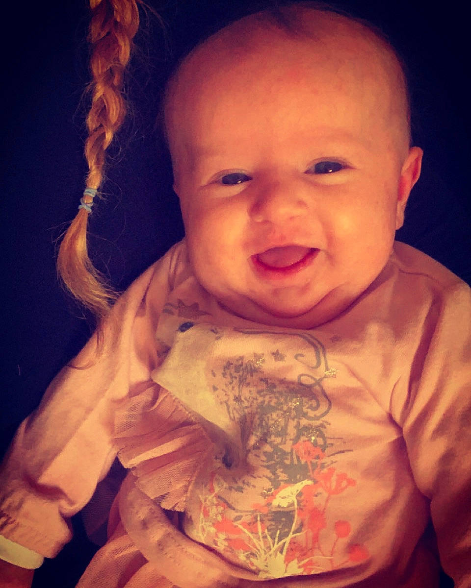 Margaux participe au concours pour gagner de l'argent avec cette photo : cheek, chin, cloud, ear, eye, eyebrow, face, facial_expression, forehead, hand, head, human_body, lip, mouth, muscle, neck, nose, organ, person, skin