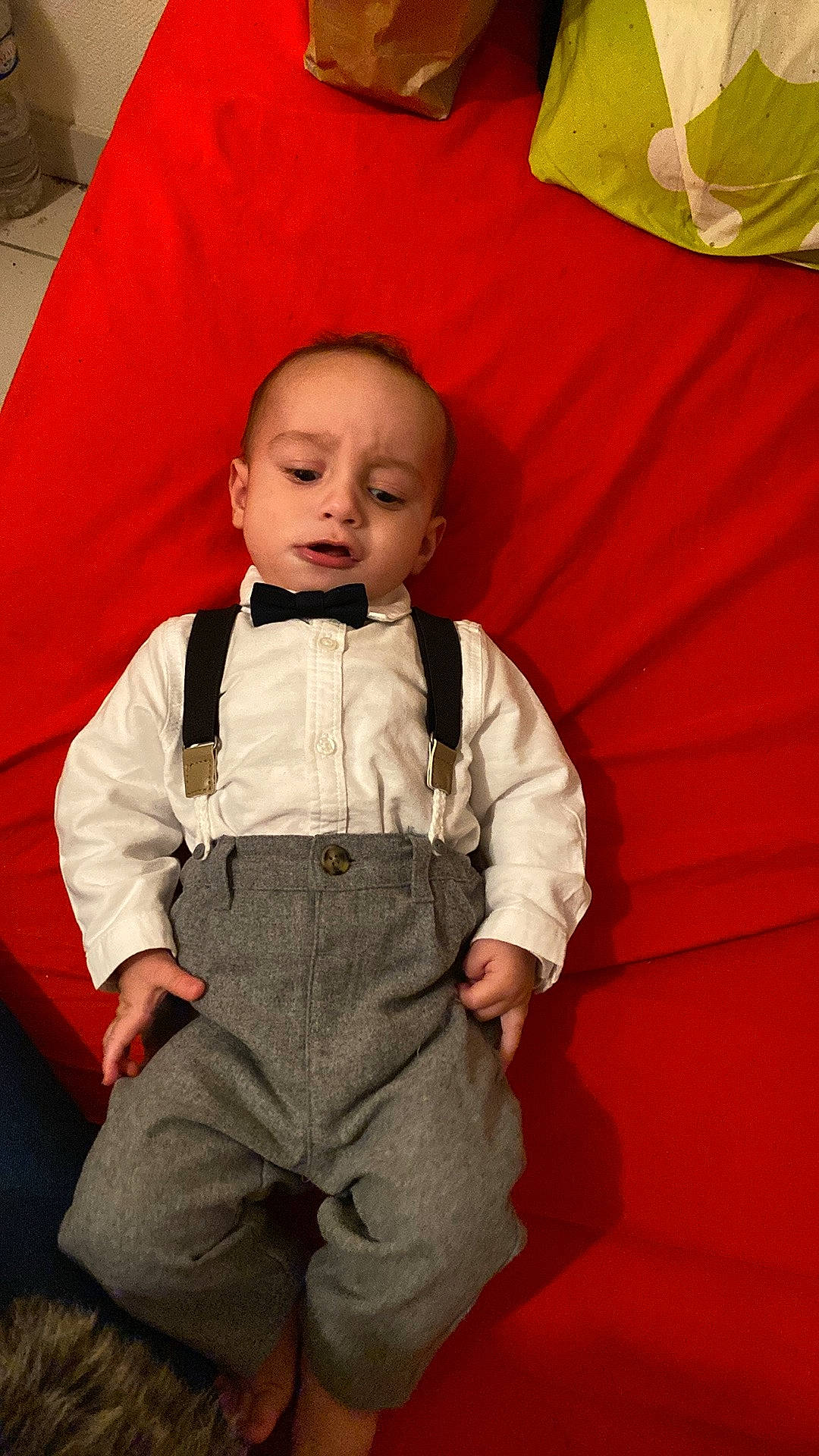 Tiago a rejoint le concours — aidez-le/la à gagner de superbes lots ! baby, baby_toddler_clothing, bow_tie, child, flash_photography, flooring, formal_wear, fun, happy, orange, outerwear, person, room, sitting, sleeve, standing, tie, toddler, uniform, vintage_clothing