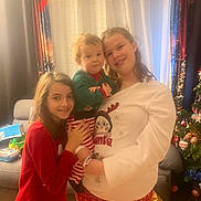 Eloise a rejoint le concours — aidez-le/la à gagner de superbes lots ! child, children, christmas_tree, couch, curtains, decorations, family, festive, floor, happy, holiday, indoors, living_room, pajamas, portrait, red_clothing, sibling, smiling, toys, white_clothing