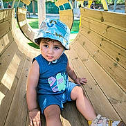 Béchir a rejoint le concours — aidez-le/la à gagner de superbes lots ! baby, baseballcap, bench, cap, clothing, face, footwear, furniture, grass, hat, head, person, photography, plant, portrait, shoe, shorts, sitting, sneaker, wood