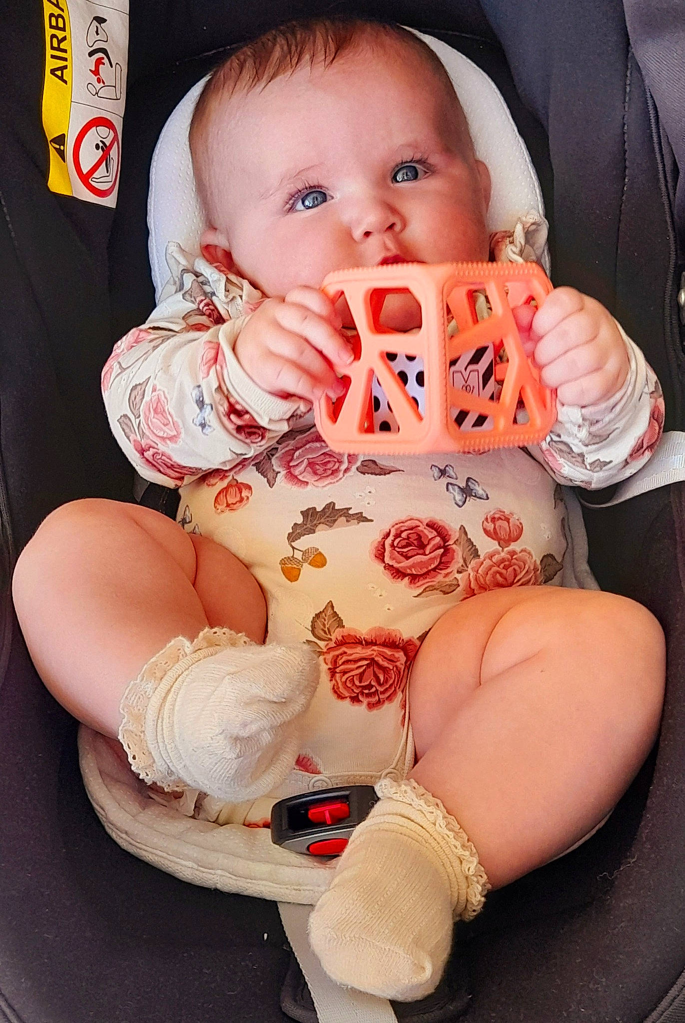Lya a rejoint le concours — aidez-le/la à gagner de superbes lots ! arm, baby, baby_safety, baby_toddler_clothing, cheek, child, comfort, drinkware, eye, finger, knee, lip, mouth, nail, organ, person, pink, skin, sleeve, thigh
