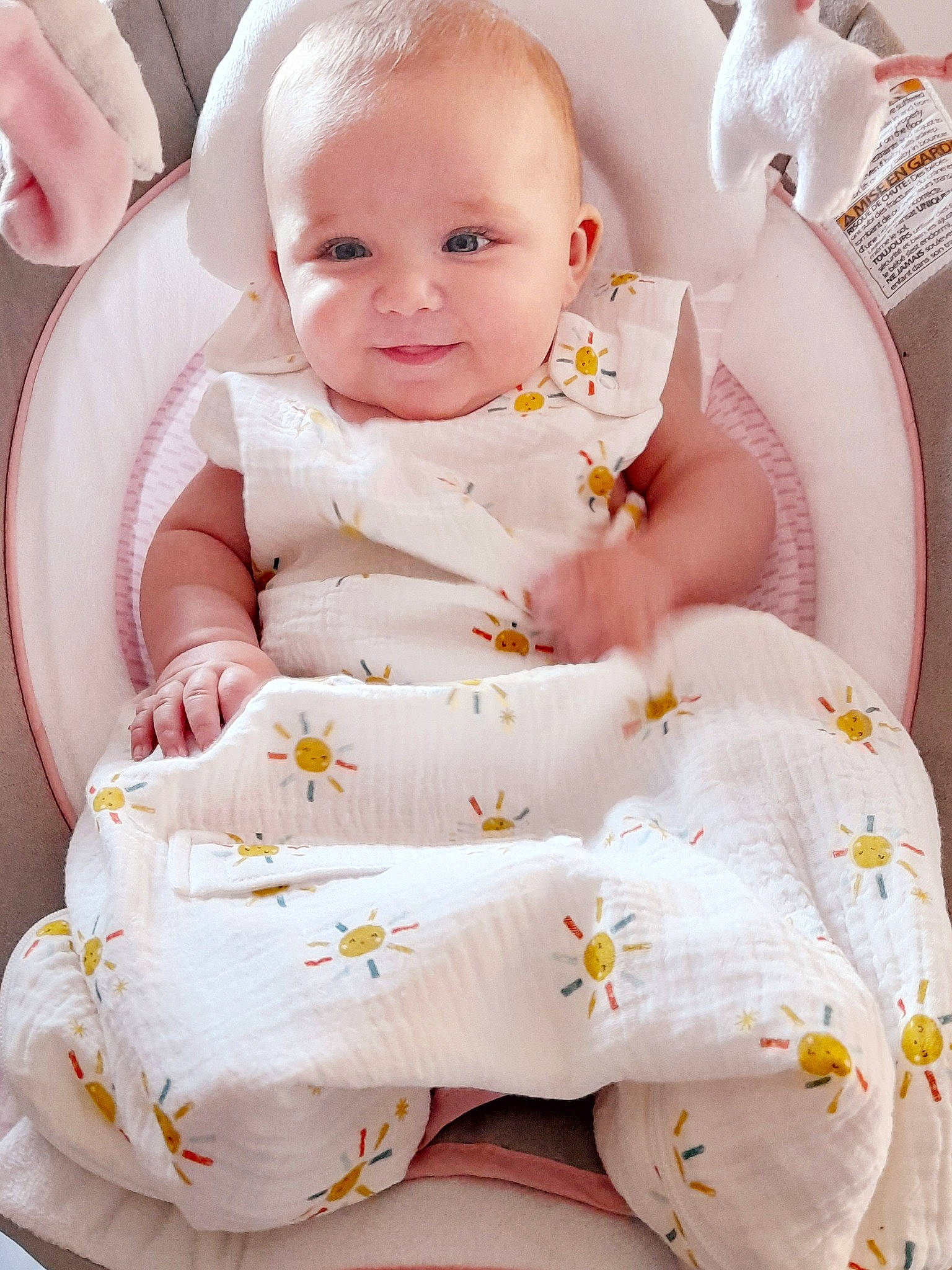 Lya a rejoint le concours — aidez-le/la à gagner de superbes lots ! baby, baby_products, baby_toddler_clothing, cheek, child, comfort, dress, face, gesture, happy, head, peach, person, petal, pink, sitting, skin, sleeve, smile, toddler