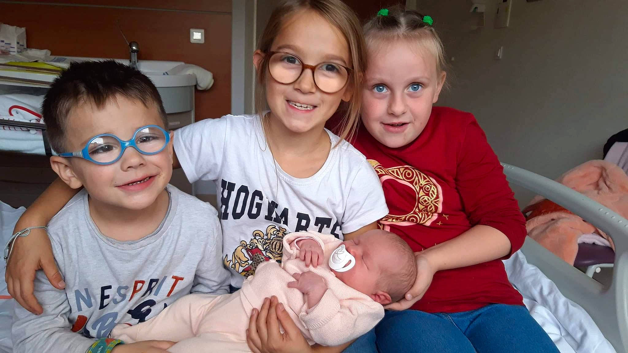 Eleana a rejoint le concours — aidez-le/la à gagner de superbes lots ! baby, baby_toddler_clothing, child, comfort, event, eyewear, face, fun, glasses, happy, head, joy, kitchen_appliance, lap, people, person, skin, smile, snapshot, t_shirt