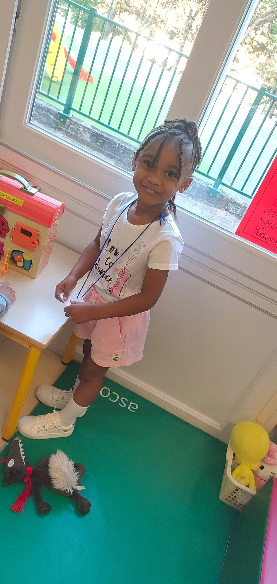 Sleydie a rejoint le concours — aidez-le/la à gagner de superbes lots ! box, carton, child, flooring, fun, green, human_leg, joy, knee, person, play, room, shipping_box, shorts, smile, sock, t_shirt, thigh, toddler, toy