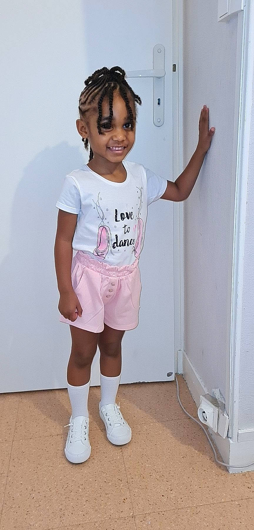Sleydie a rejoint le concours — aidez-le/la à gagner de superbes lots ! baby_toddler_clothing, beauty, child, gesture, happy, joint, joy, knee, leg, person, pink, shorts, shoulder, sleeve, smile, sneakers, sock, standing, t_shirt, thigh
