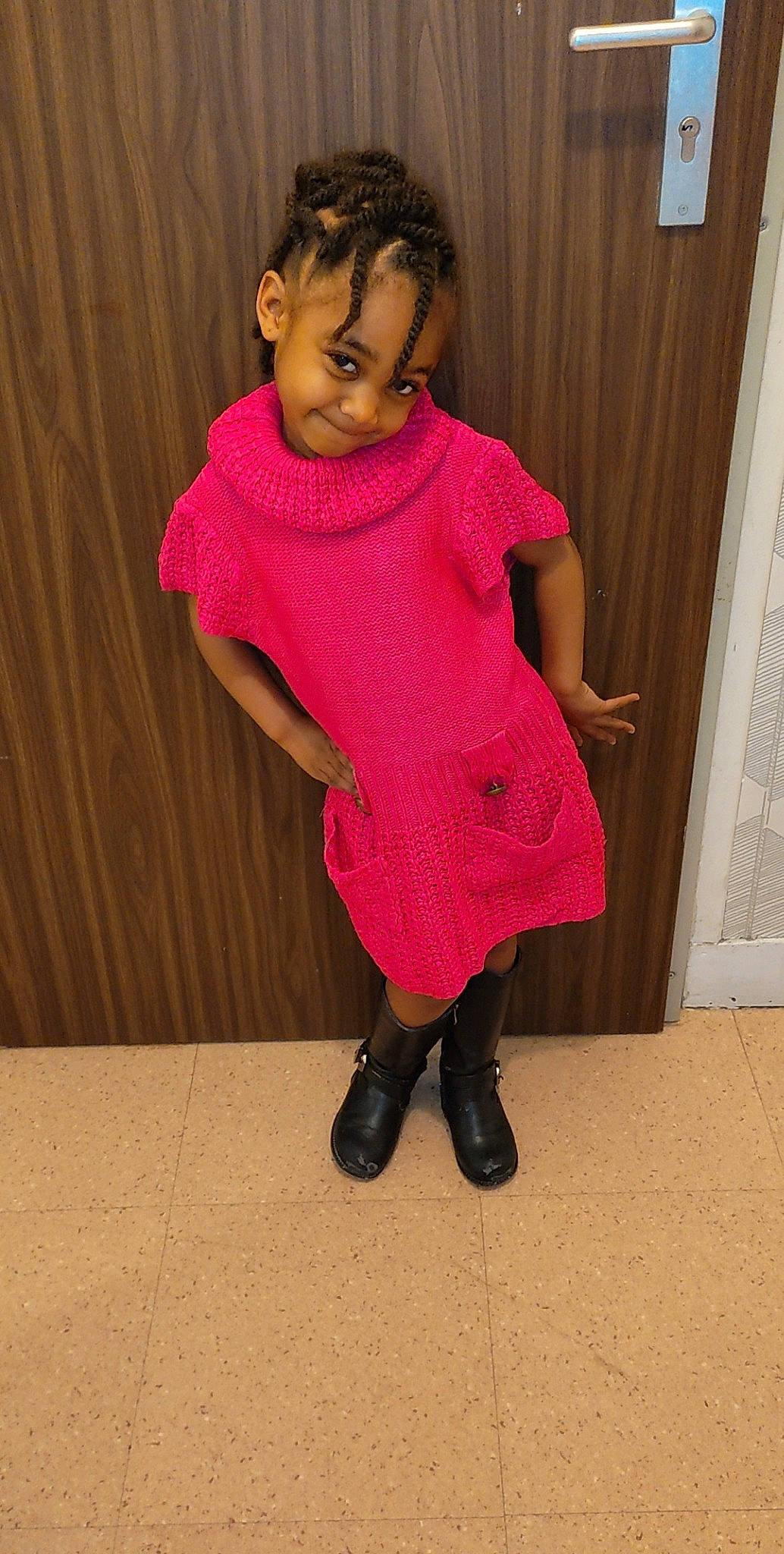 Sleydie participe au concours pour gagner de l'argent avec cette photo : baby_toddler_clothing, cheek, child, door, dress, fashion_accessory, fashion_design, flooring, footwear, human_leg, joy, knee, leggings, magenta, pattern, person, pink, purple, sleeve, thigh