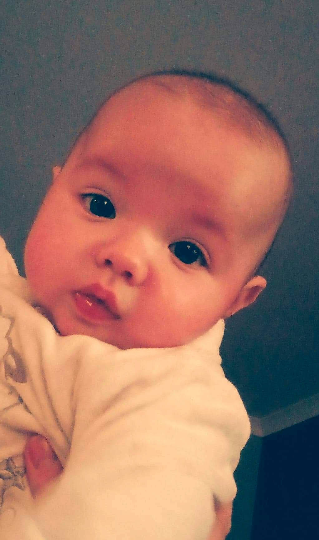 Charly a rejoint le concours — aidez-le/la à gagner de superbes lots ! baby, baby_making_funny_faces, beauty, cheek, child, chin, close_up, eye, eyebrow, face, facial_expression, forehead, head, iris, lip, mouth, nose, organ, person, skin