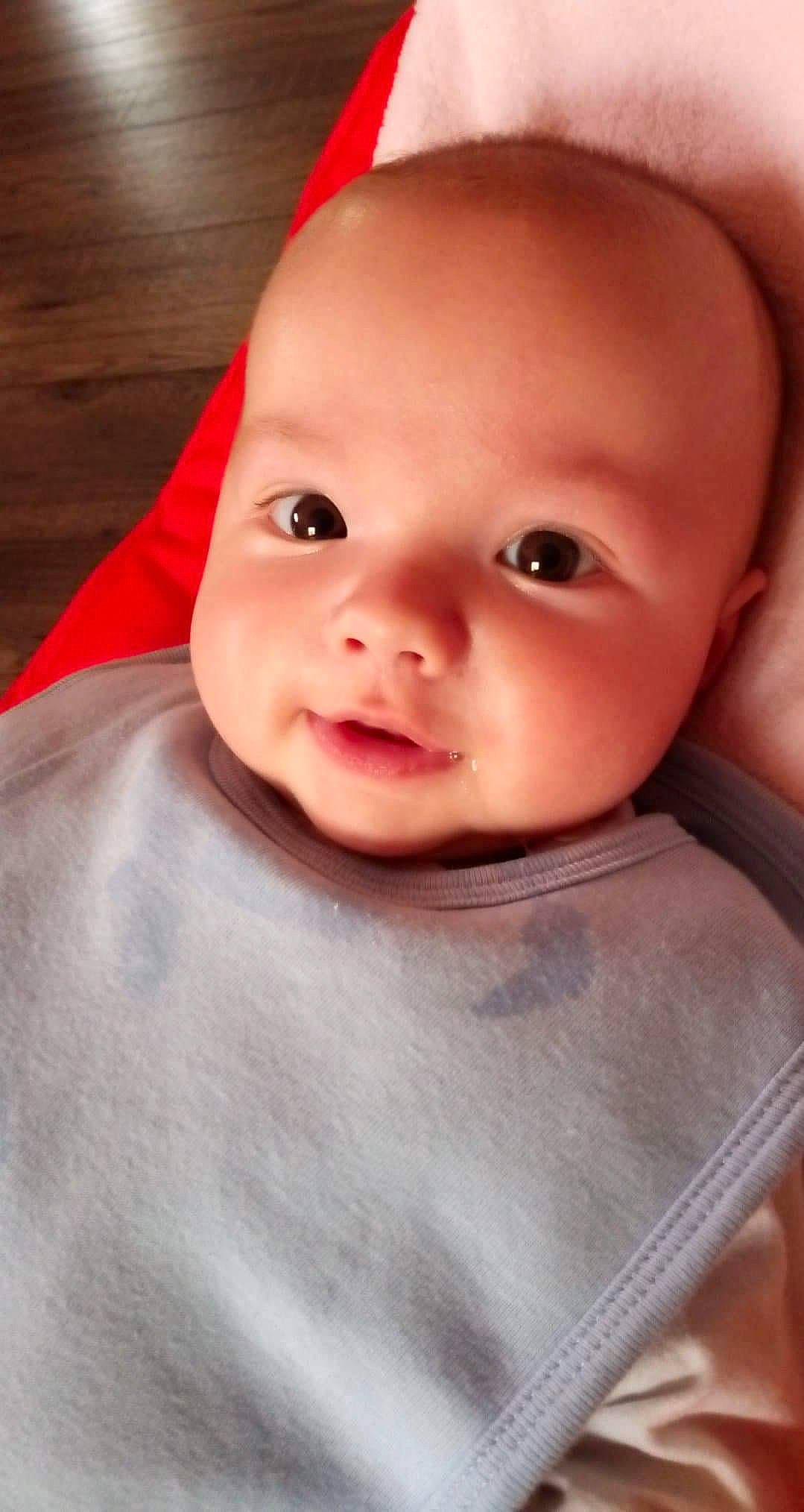 Charly a rejoint le concours — aidez-le/la à gagner de superbes lots ! baby, baby_making_funny_faces, cheek, child, chin, close_up, eye, eyebrow, face, forehead, head, lip, mouth, nose, person, skin, toddler