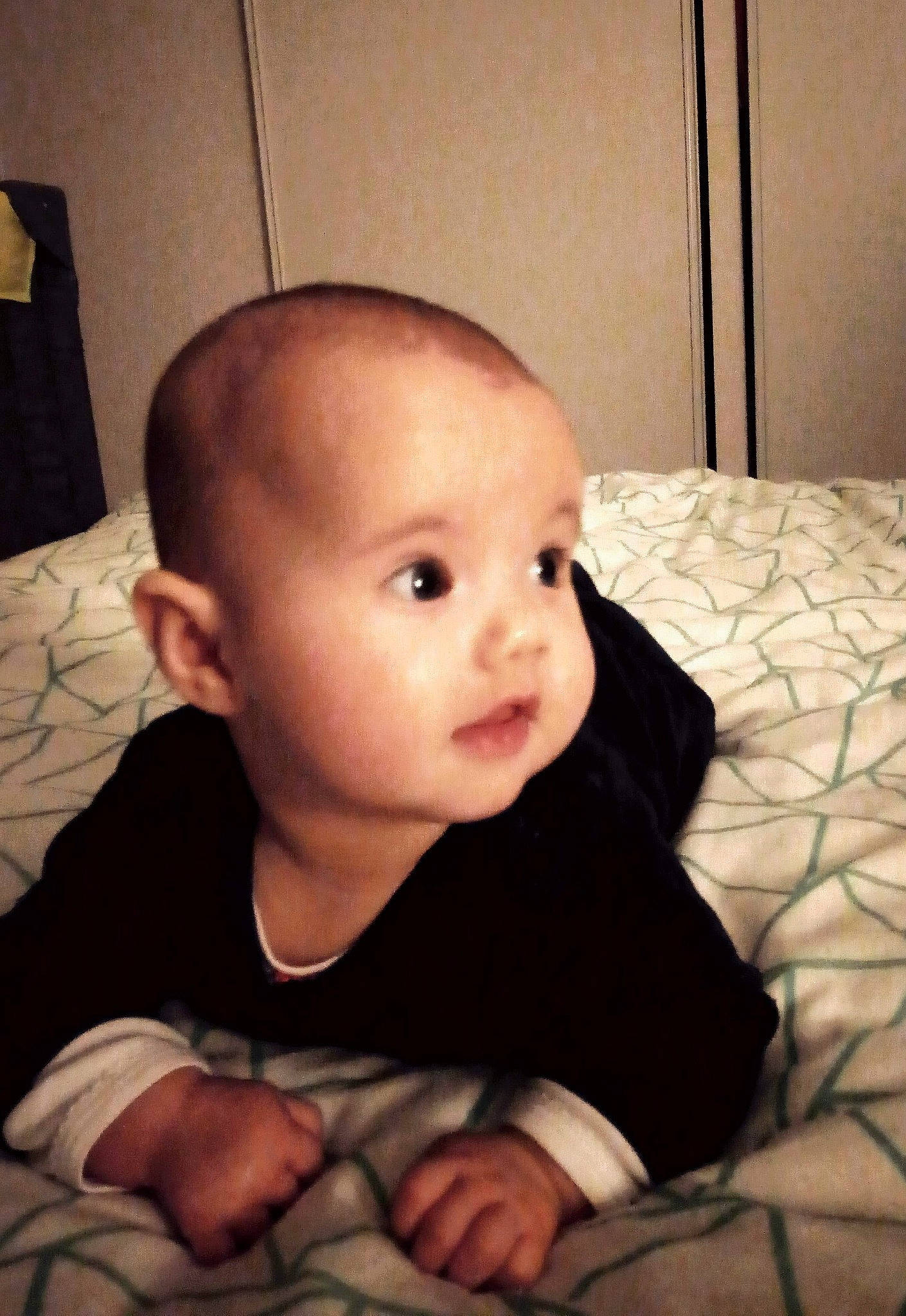 Colyne a rejoint le concours — aidez-le/la à gagner de superbes lots ! baby, cheek, child, chin, crawling, ear, eye, face, forehead, head, lip, mouth, nose, person, sitting, skin, toddler