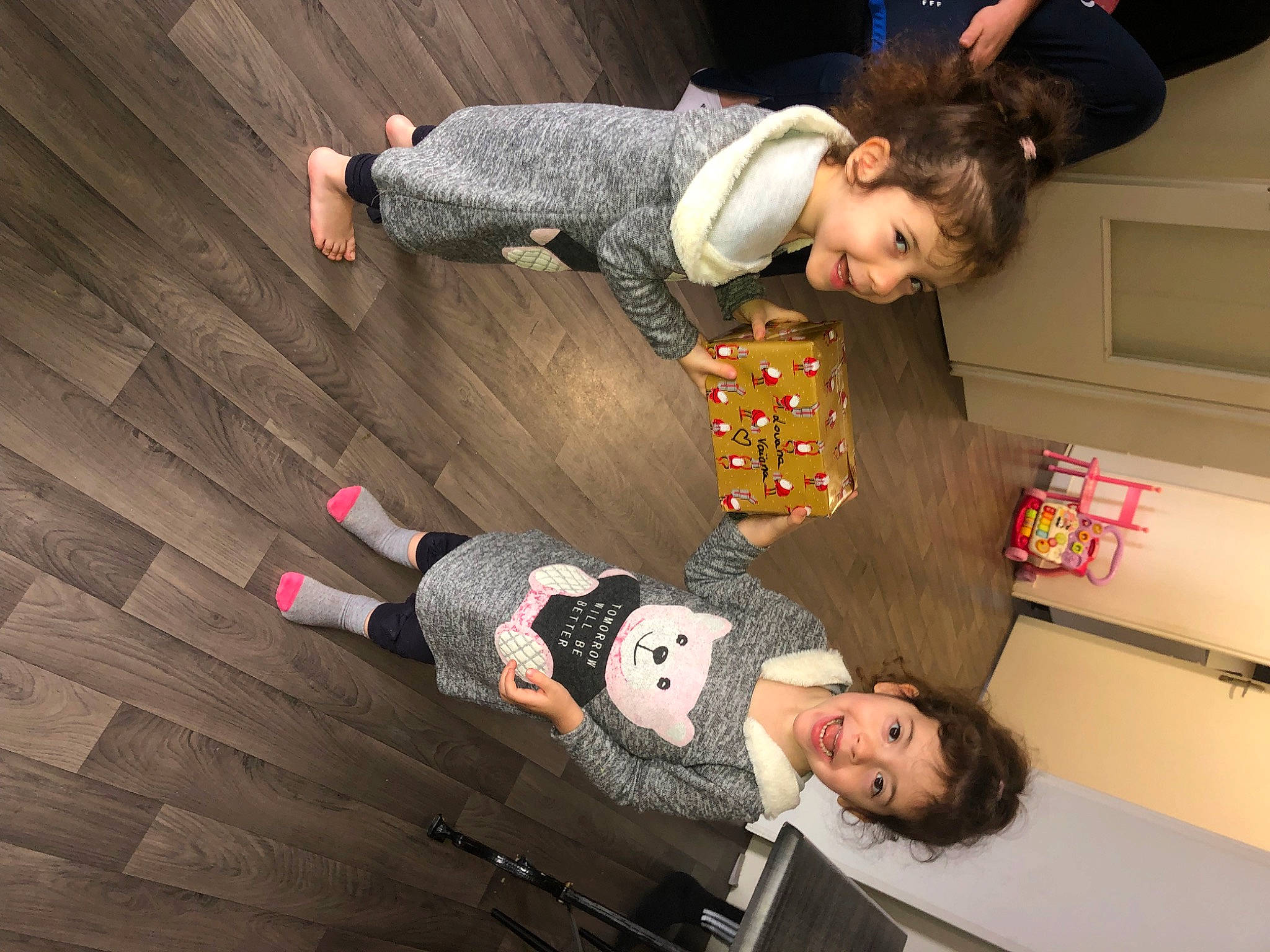 Louana Vaïana participe au concours pour gagner de l'argent avec cette photo : arm, child, comfort, event, face, fashion, flooring, fun, happy, hardwood, joy, person, photograph, play, room, sitting, smile, snapshot, sock, toddler